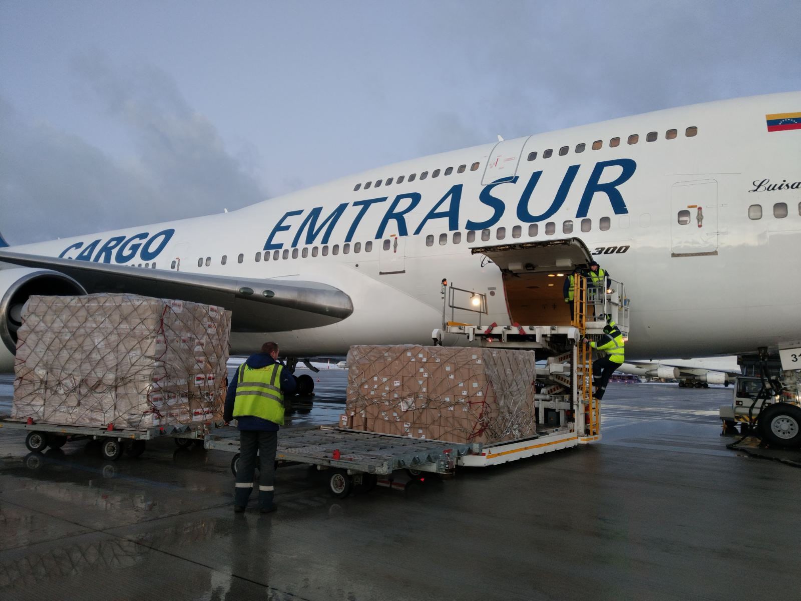 Emtrasur's Boeing 747 loading some cargo. 