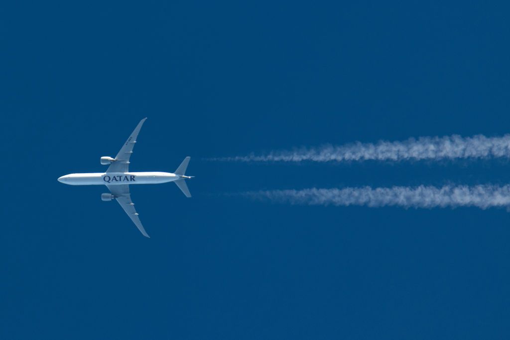 Qatar Airways Boeing 777 Contrail