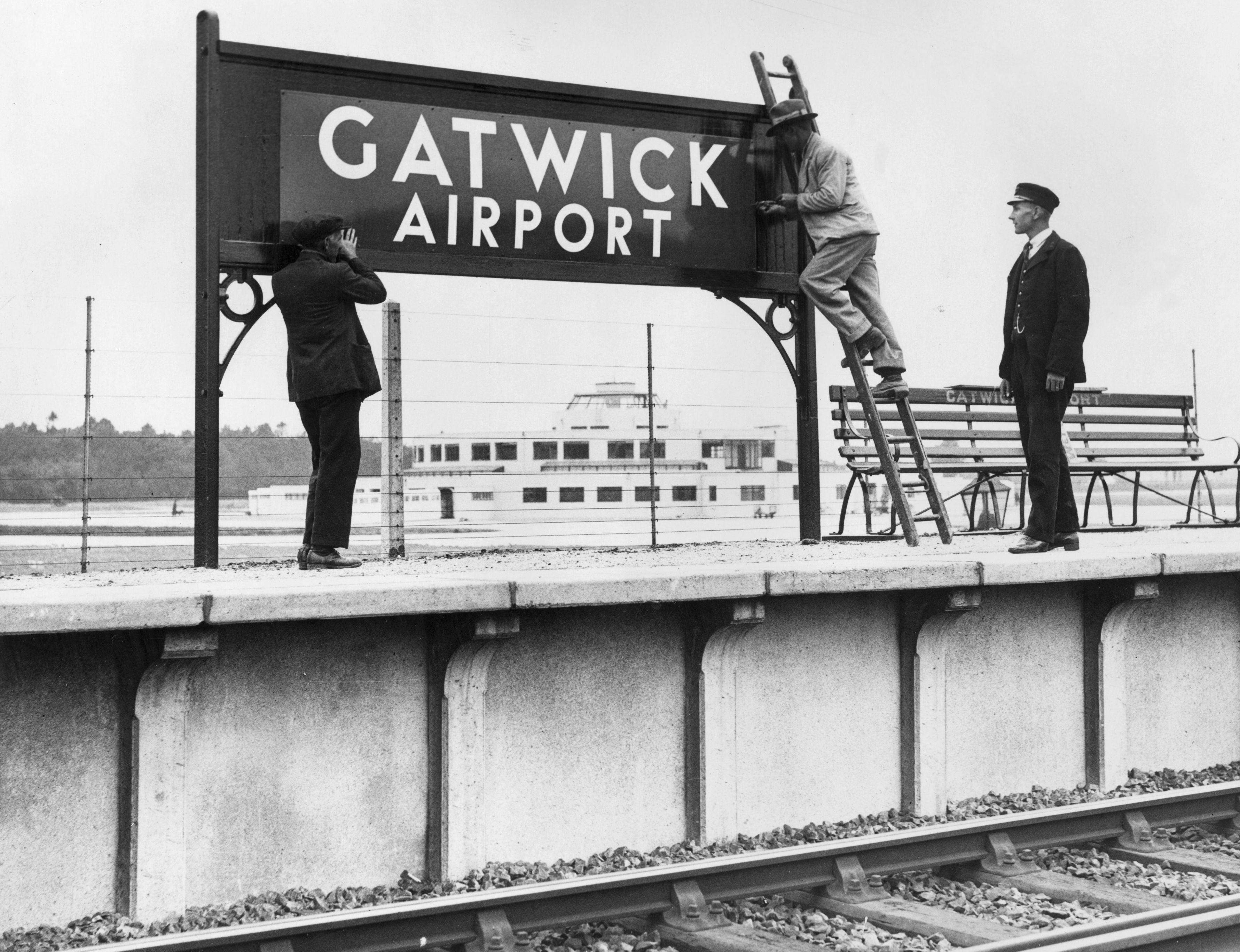 Gatwick Arrivals - hbqhi79