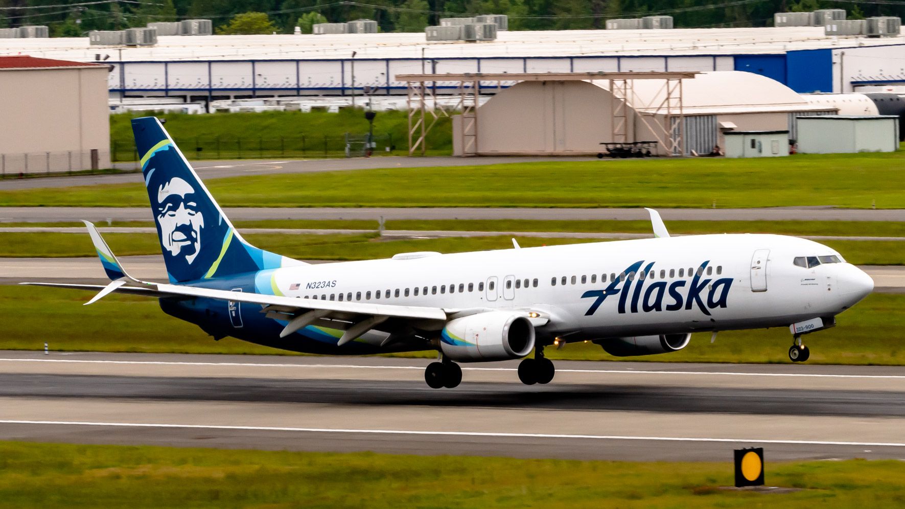 Boeing 737-900 feet over PDX runway in Alaska Airlines livery