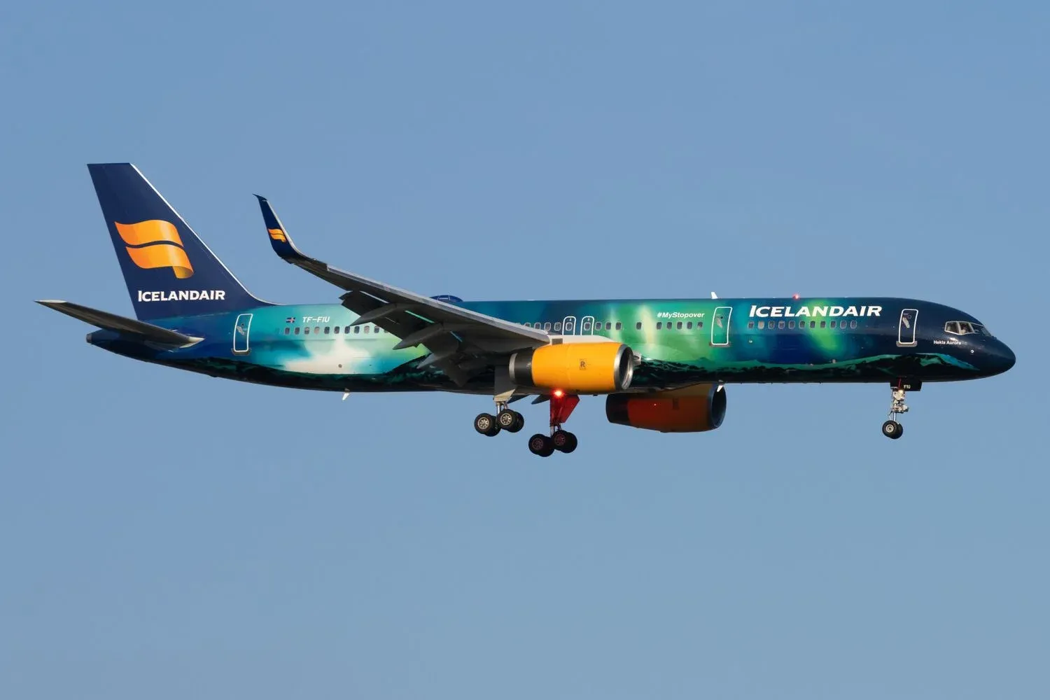 Icelandair-Aurora-Borealis-Livery-Boeing-757-256-TF-FIU