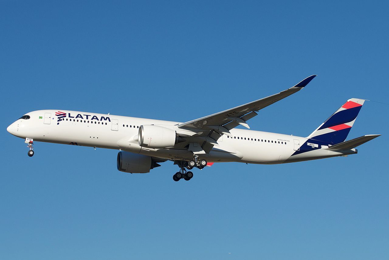 LATAM_Brazil_Airbus_A350-900_F-WZGU_(to_PR-XTE)_(28915136883)