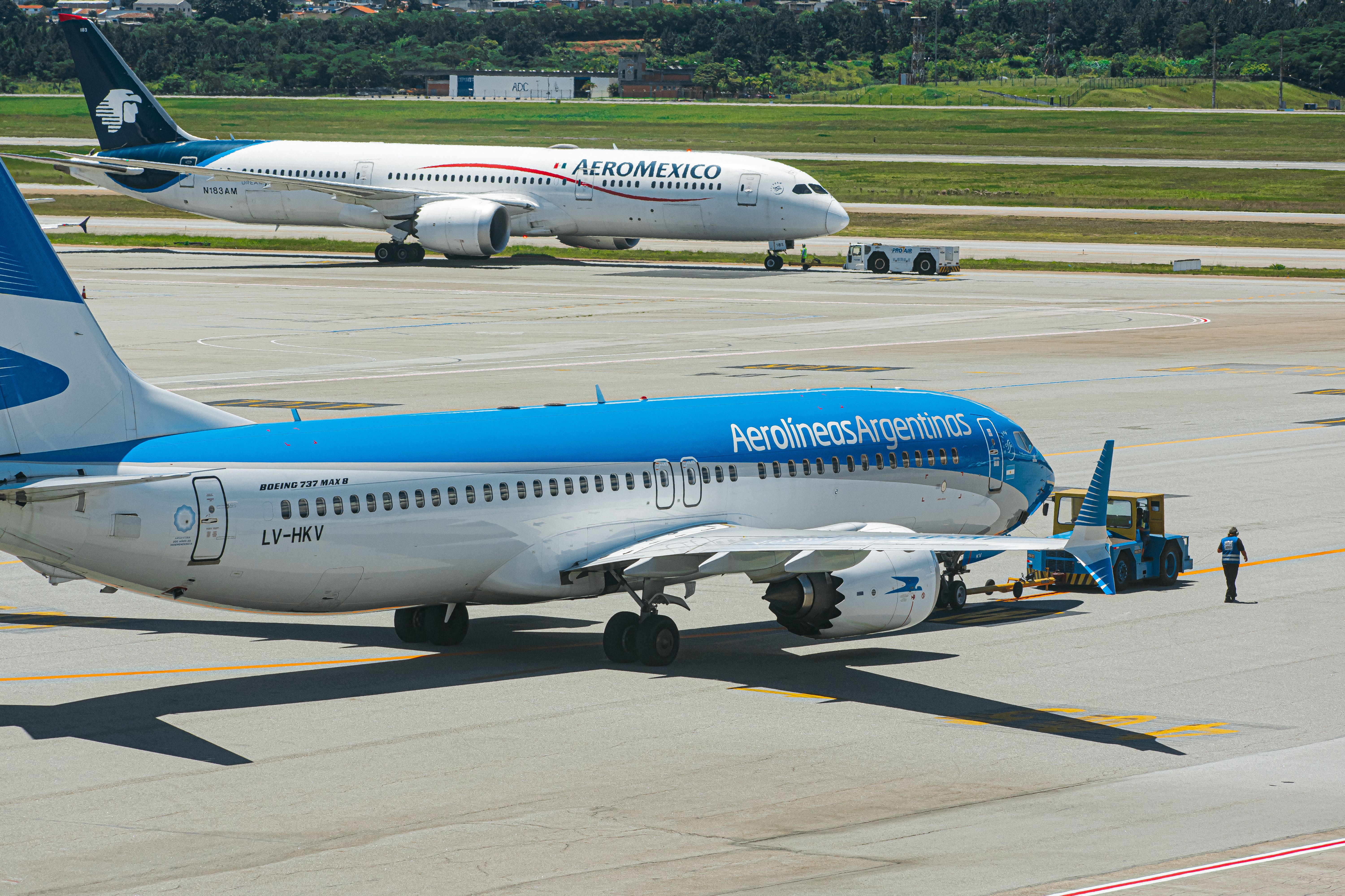 An Aerolíneas Argentinas Boeing 737 MAX and an Aeromexico Boeing 787 Dreamliner. 