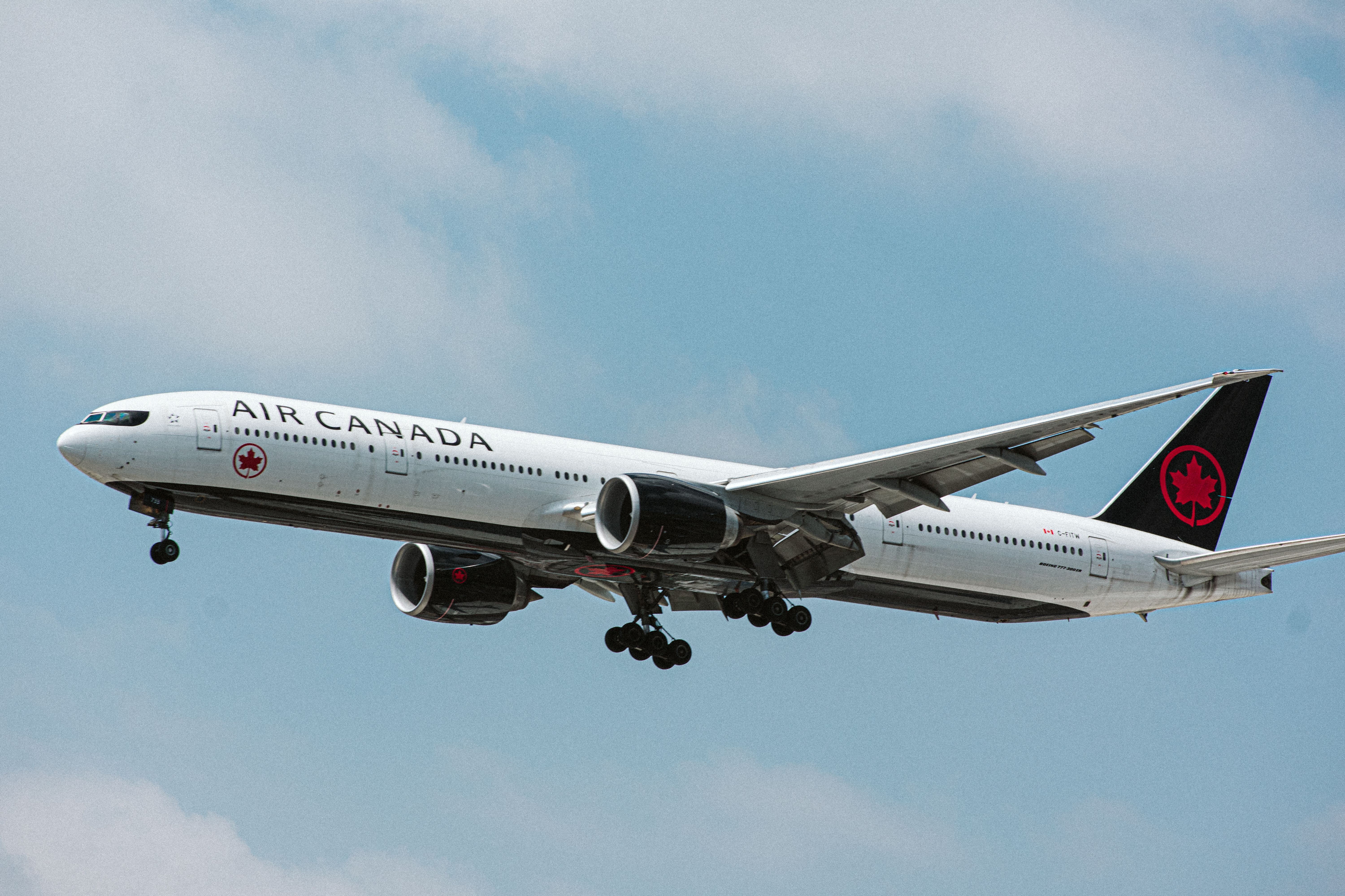 AIr Canada Boeing 777-300ER landing at GRU