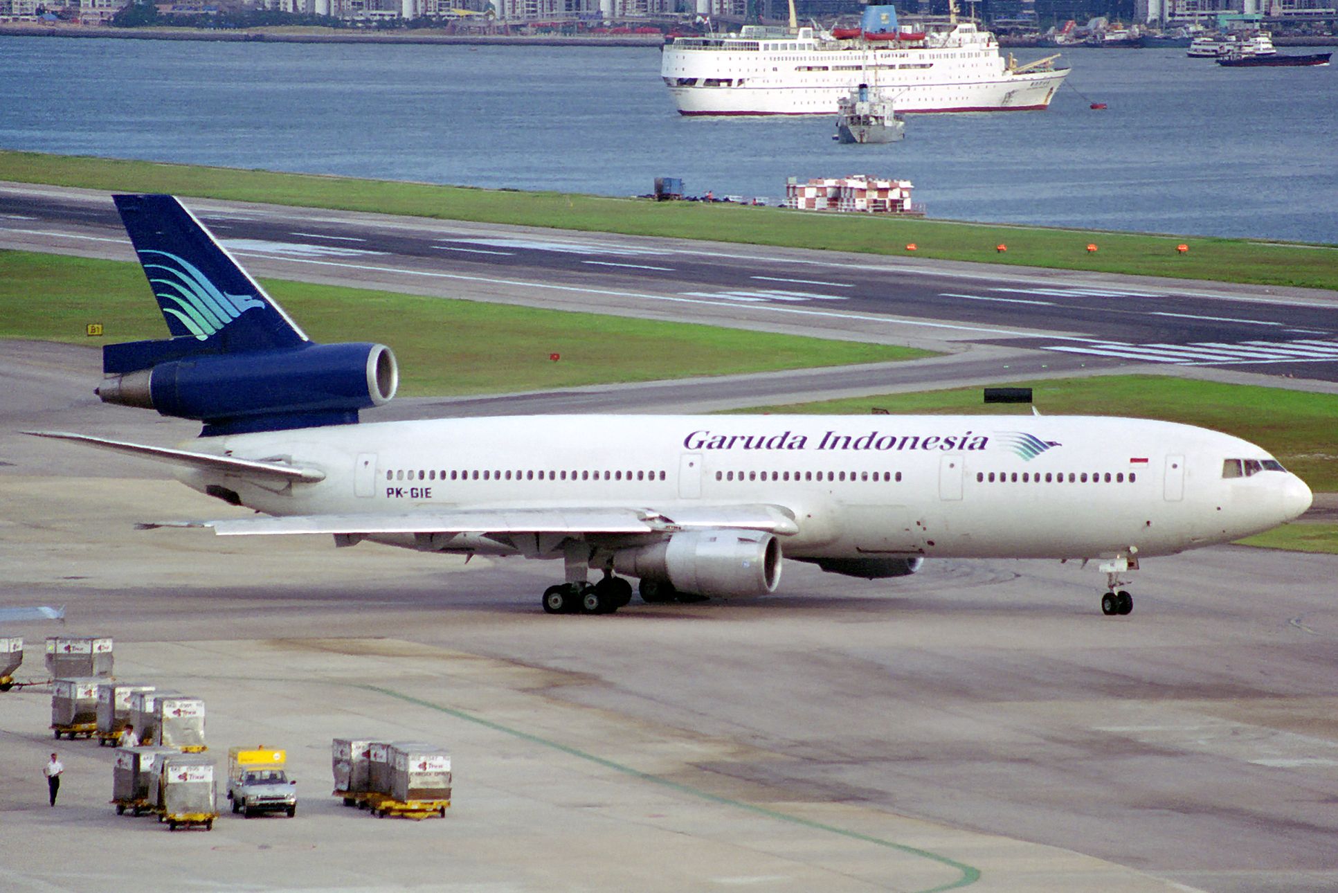 PK-GIE_Garuda_Indonesia_McDonnell_Douglas_DC-10-30_at_Hong_Kong_Kai_Tak_Airport_in_July_1993