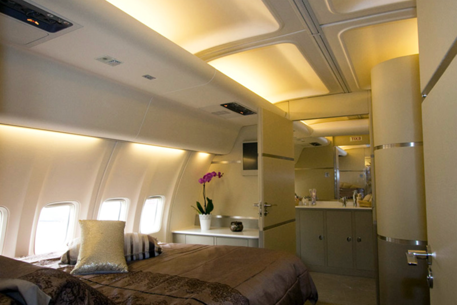 The VIP stateroom of a Boeing 757-200.