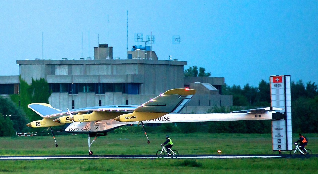 SolarImpulse_HB-SIA_landing_Brussels_Airport_3-crop (1)