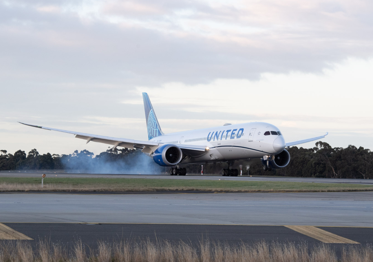 United Airlines Boeing 787-9 Dreamliner Landing Melbourne Airport
