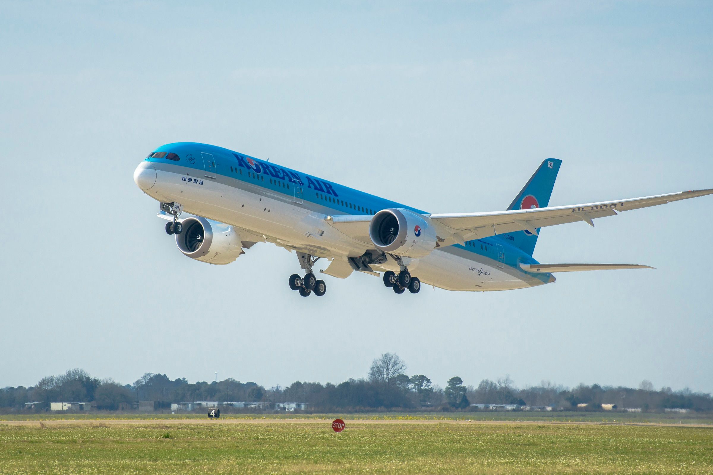 A Korean Air Boeing 787 just after taking off.