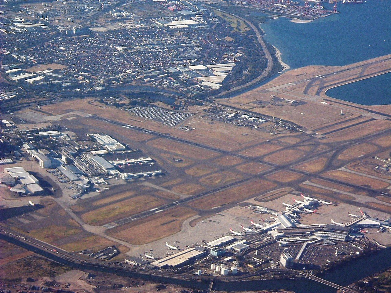 1280px-Sydney_Airport_(2004)_By_Air