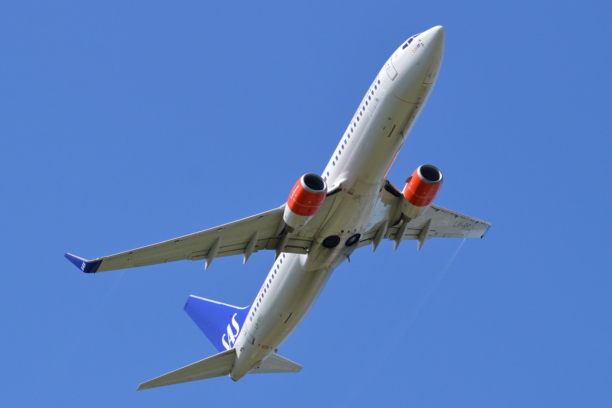 Boeing 737-883 ‘LN-RRJ’ SAS Scandinavian Airline System flying gear up in the blue yonder
