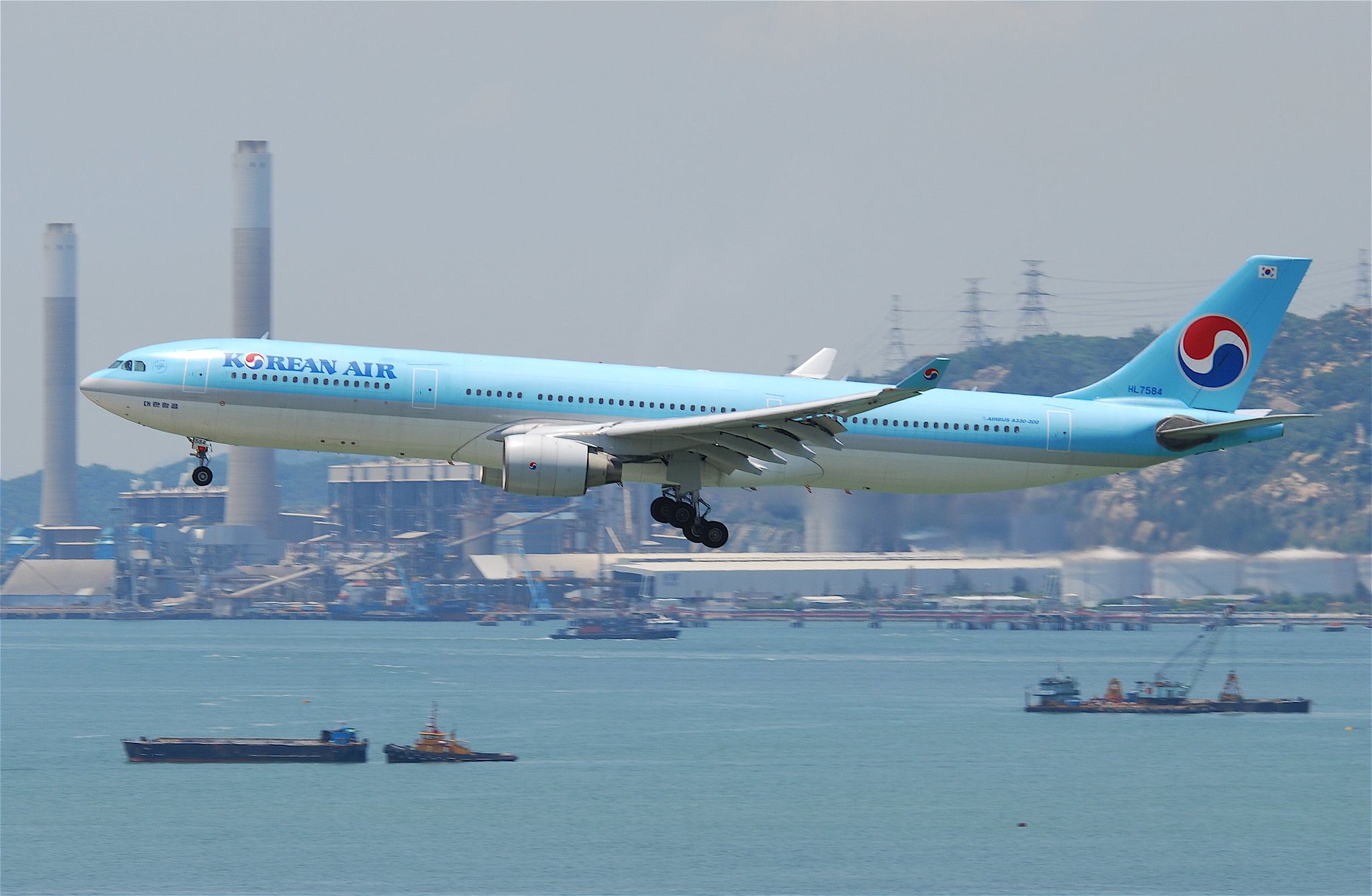 Korean Air Airbus A330 landing in Hong Kong
