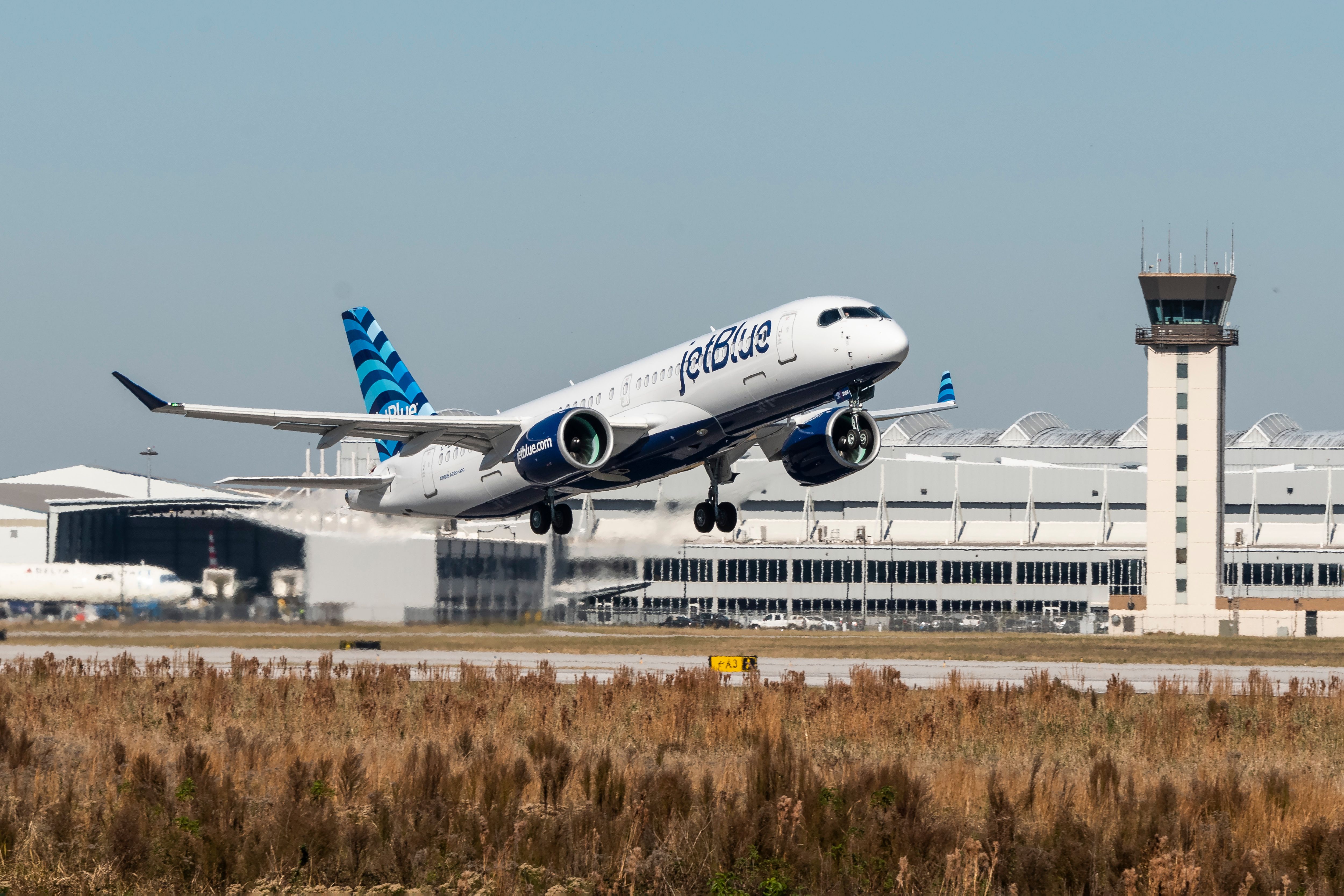 A220-300 JetBlue taking off