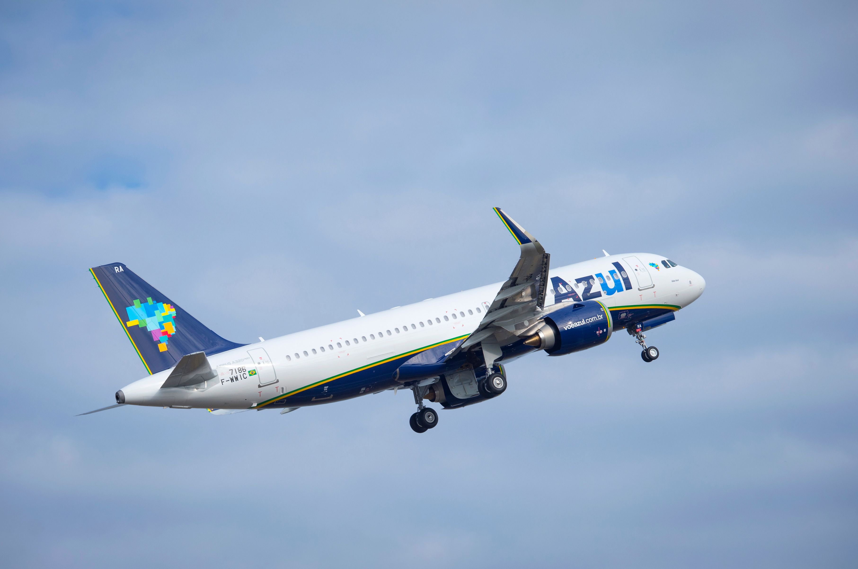 An A320neo Azul Brazilian Airlines taking off