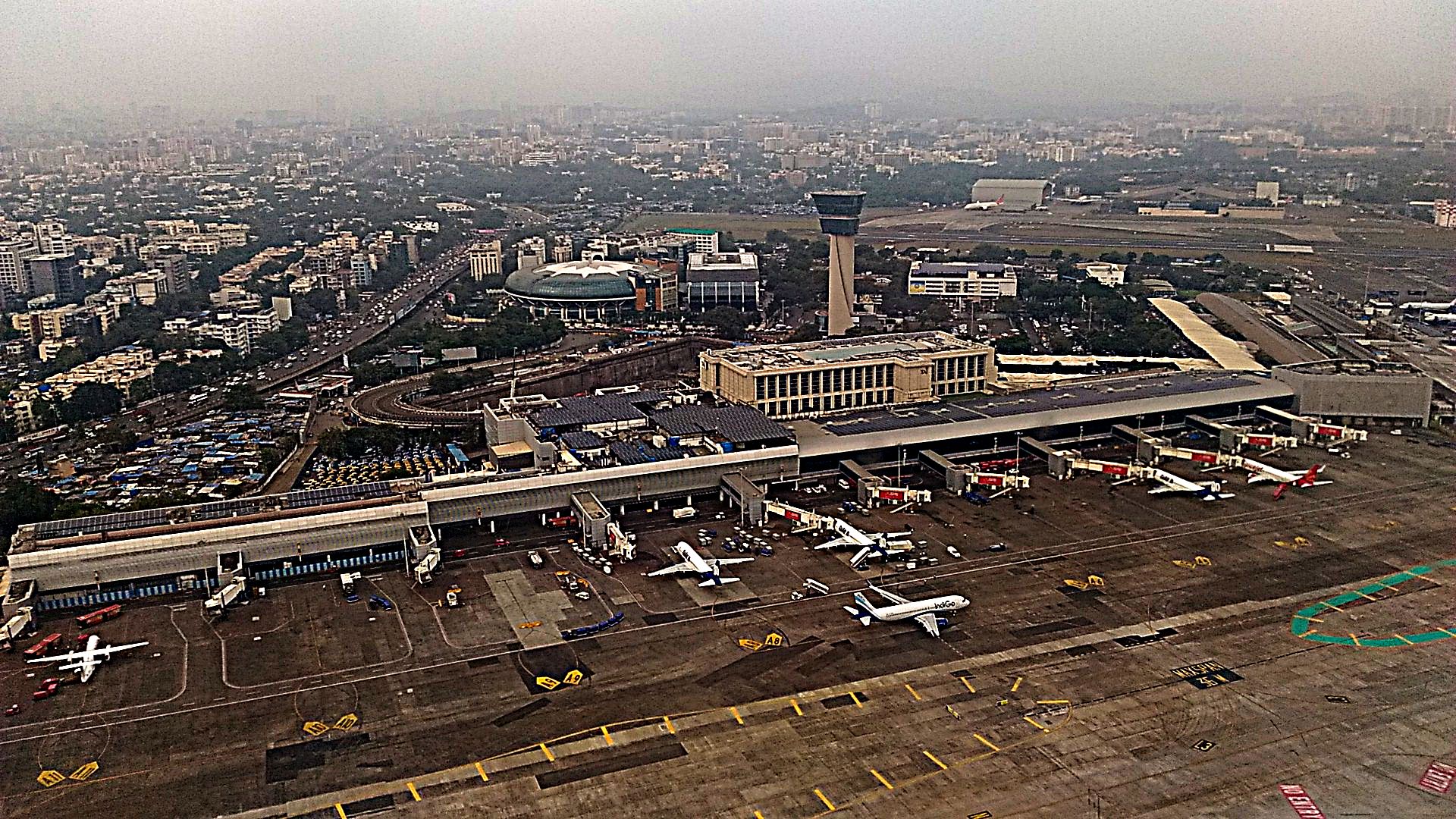 Aerial_view_of_Croma_Terminal_1B_CSI_Mumbai_and_hotel_Sahara_star_P_20181005_161528_1