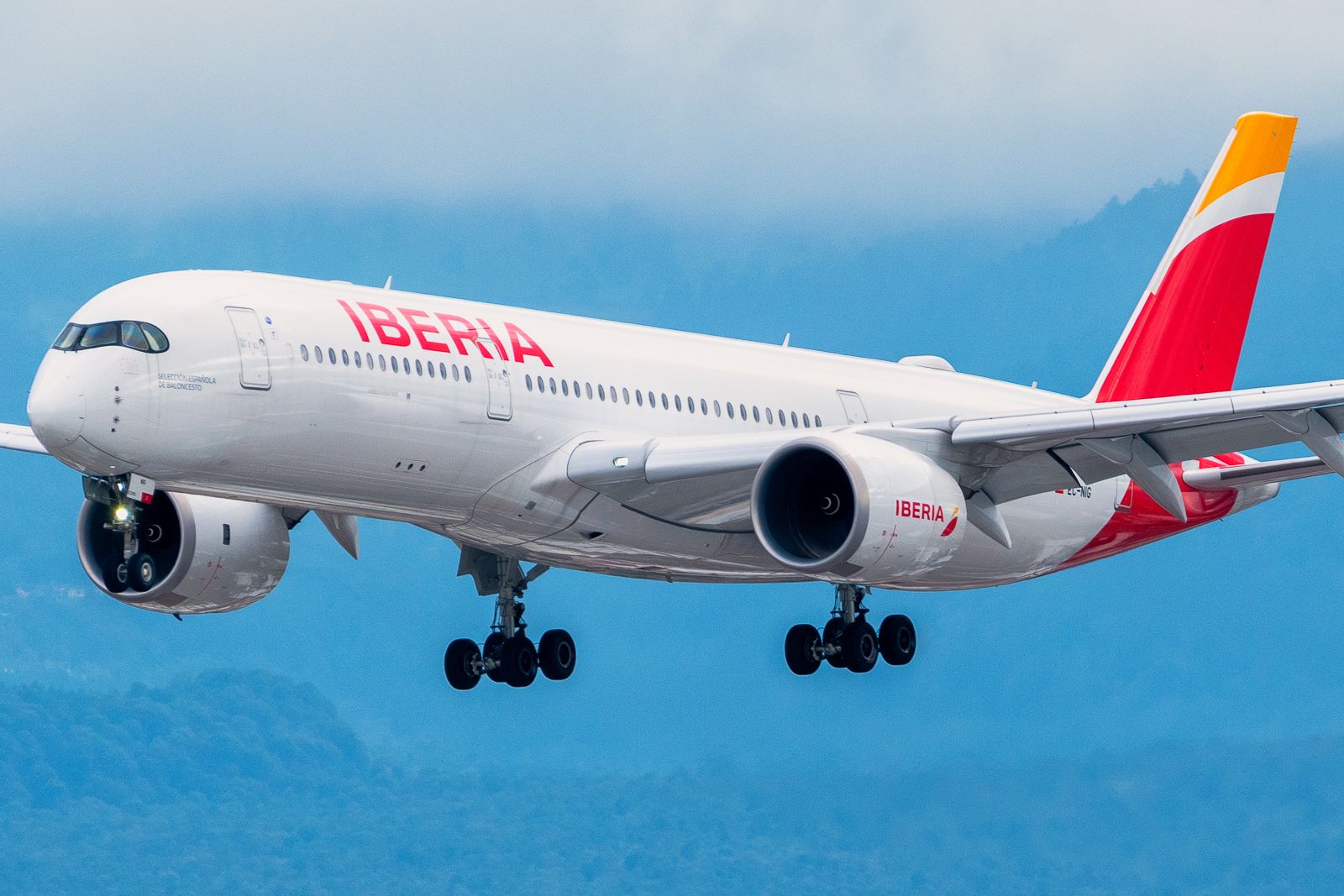 An Iberia Airbus A350 landing in Mexico