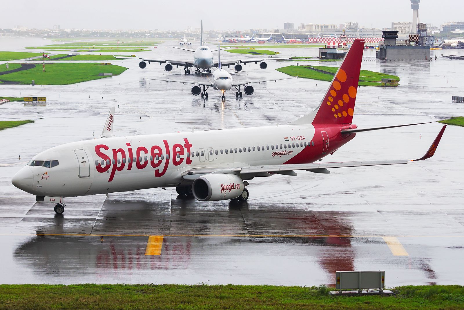 SpiceJet Boeing 737 in Mumbai