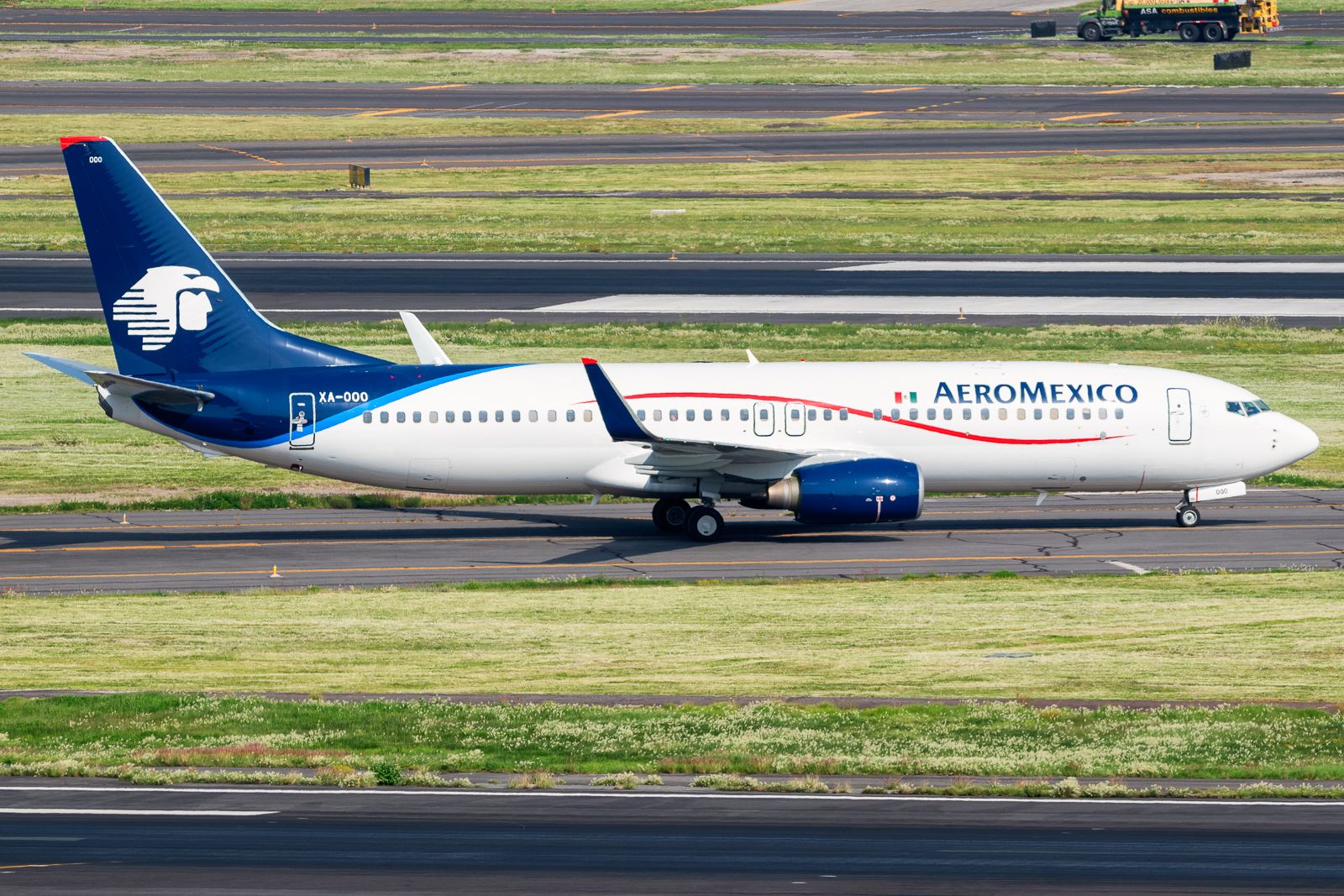 An Aeromexico Boeing 737-800 landing in Mexico City.