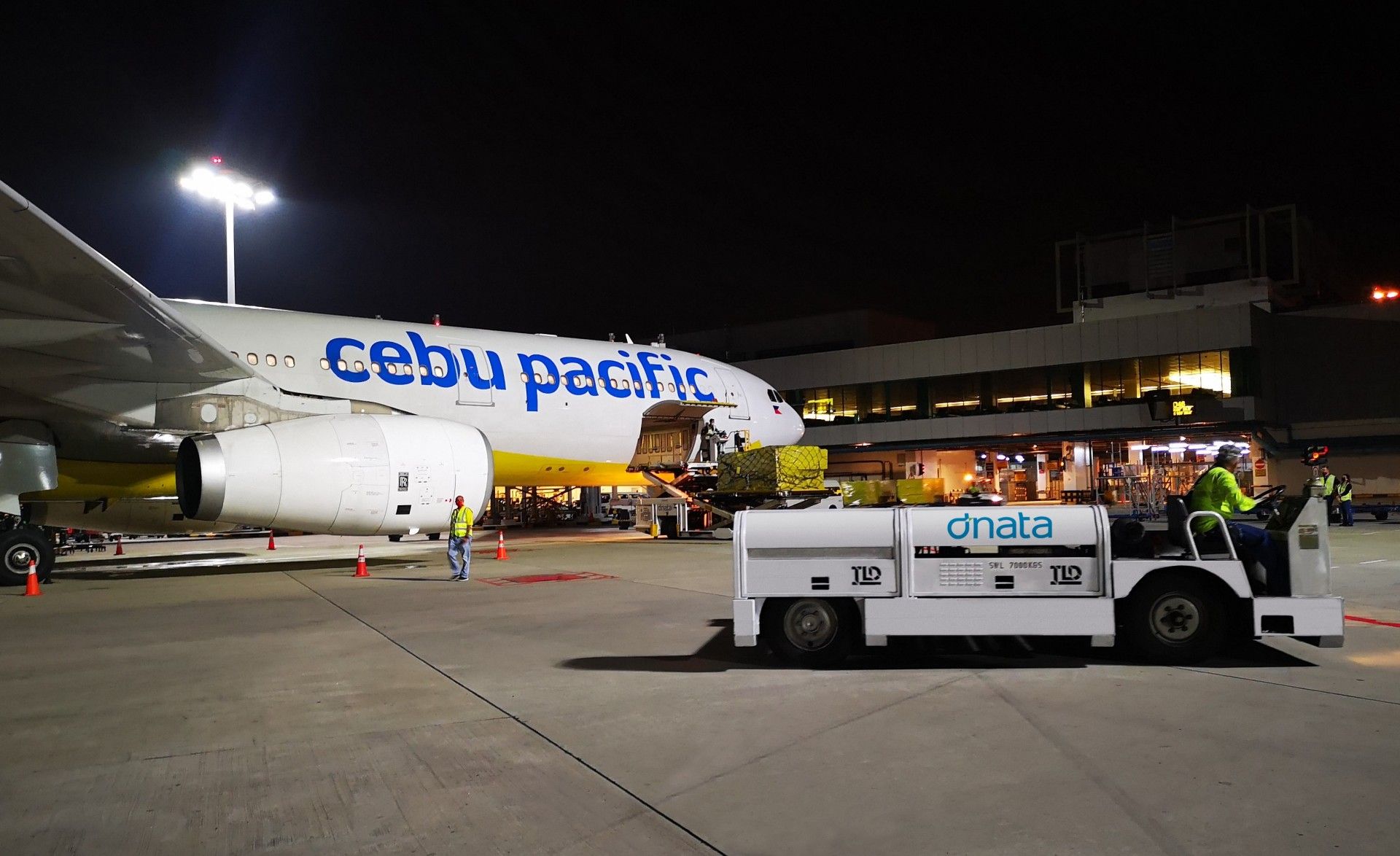 Dnata Ground Handlers Servicing Cebu Pacific Aircraft