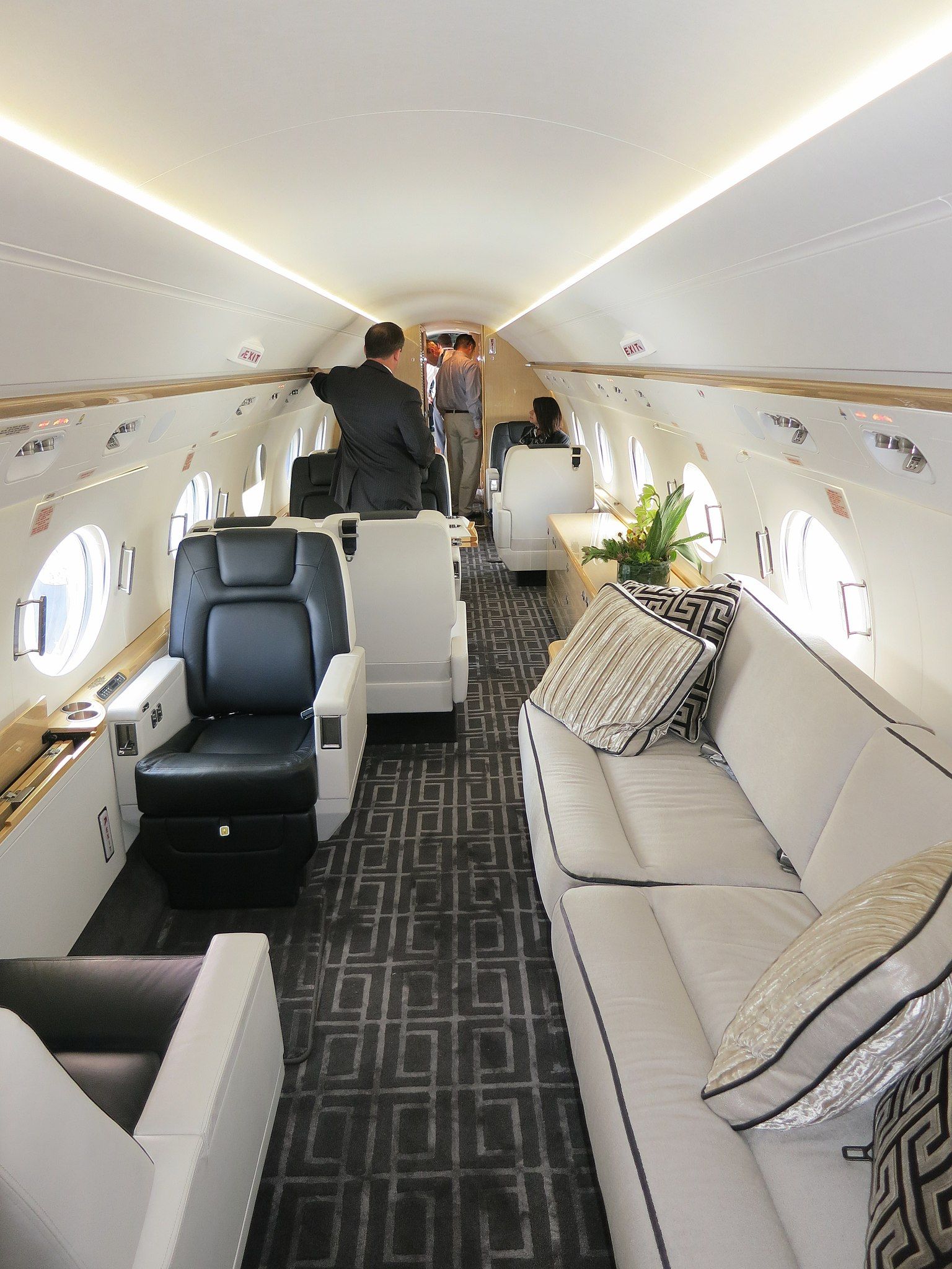 Gulfstream_G550_cabin_with_passengers