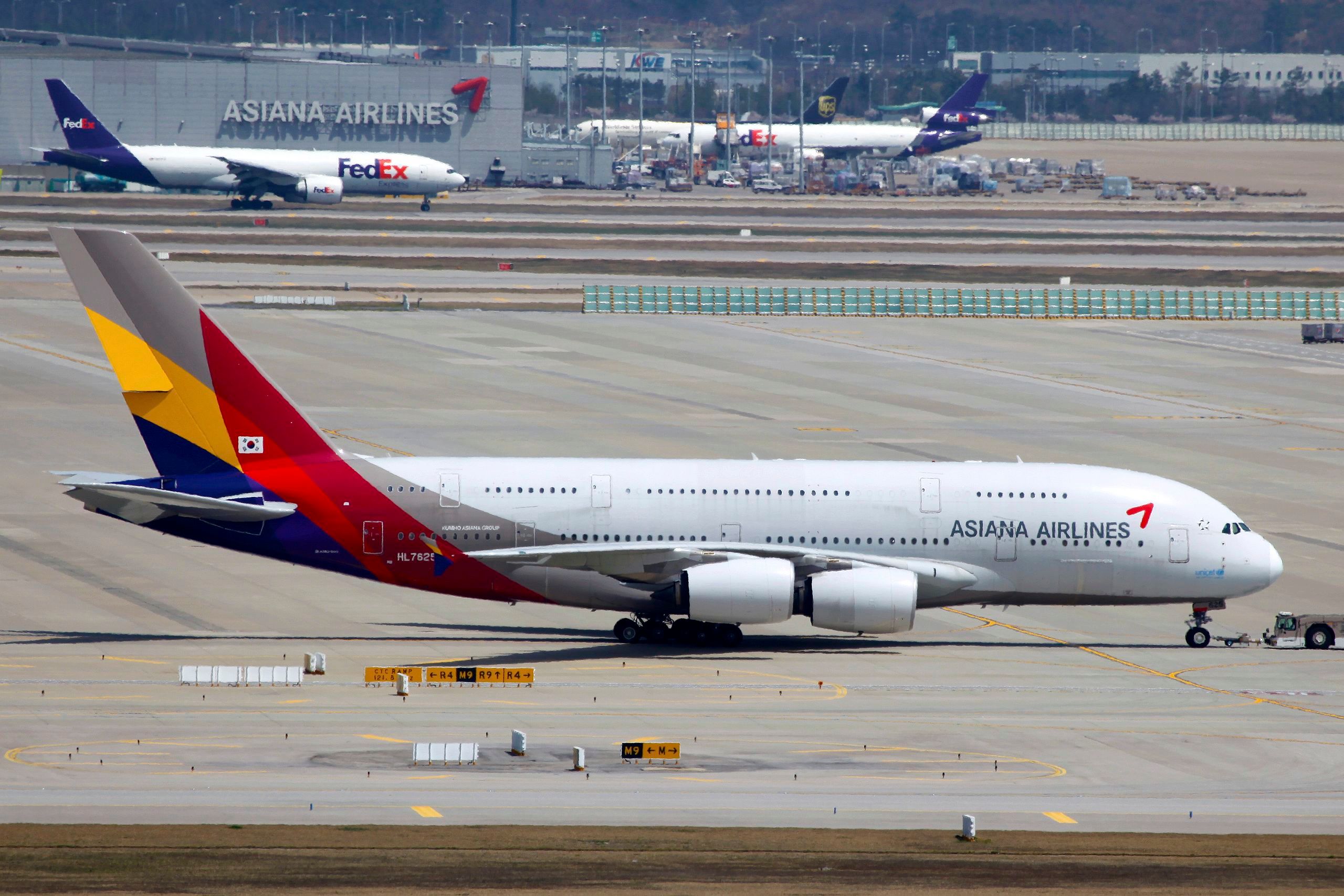 HL7625_-_Asiana_Airlines_-_Airbus_A380-841_-_ICN_(17330387762)