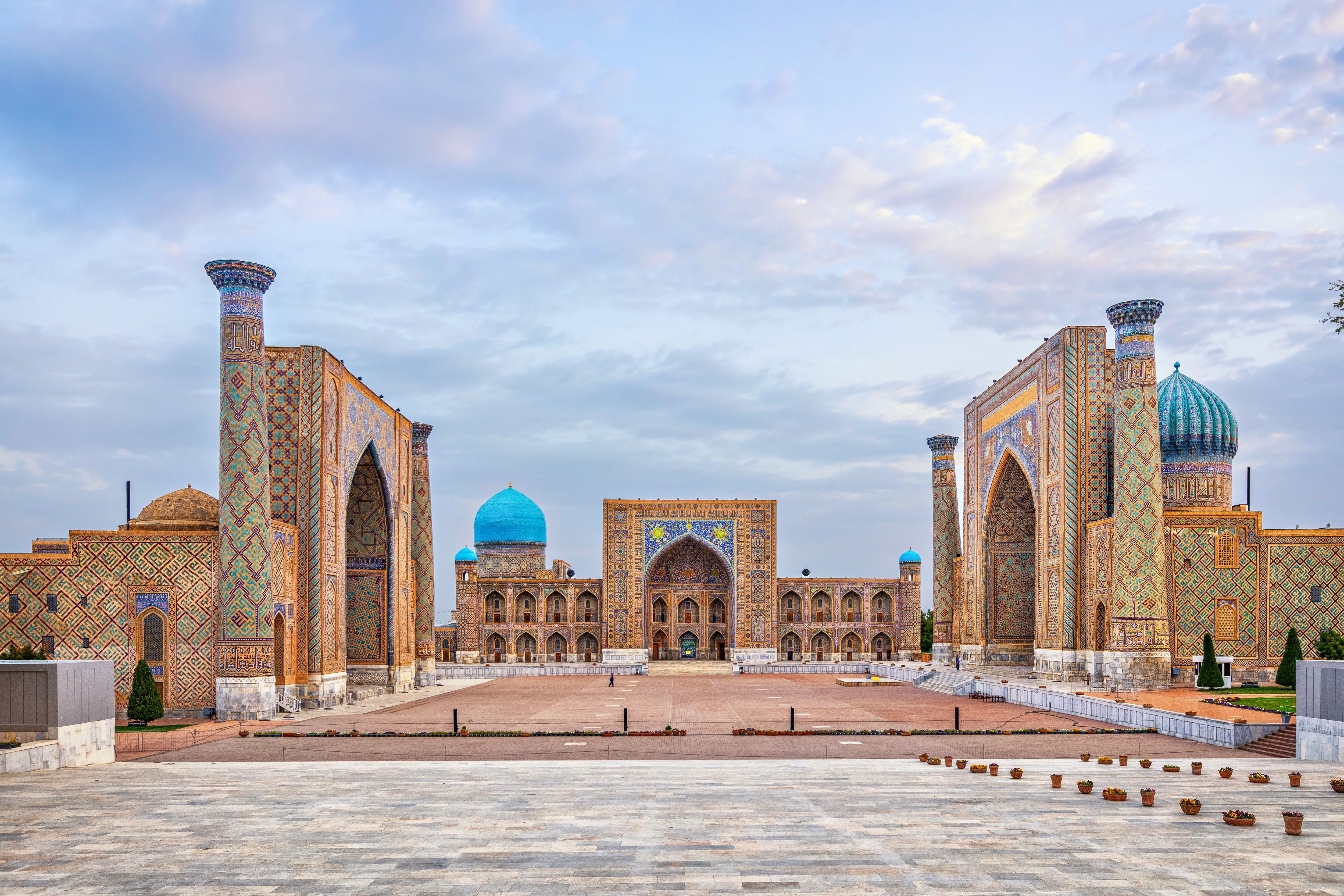 Historic Registan square with three madrasahs Ulugh Beg, Tilya-Kori and Sher-Dor, Samarkend, Uzbekistan