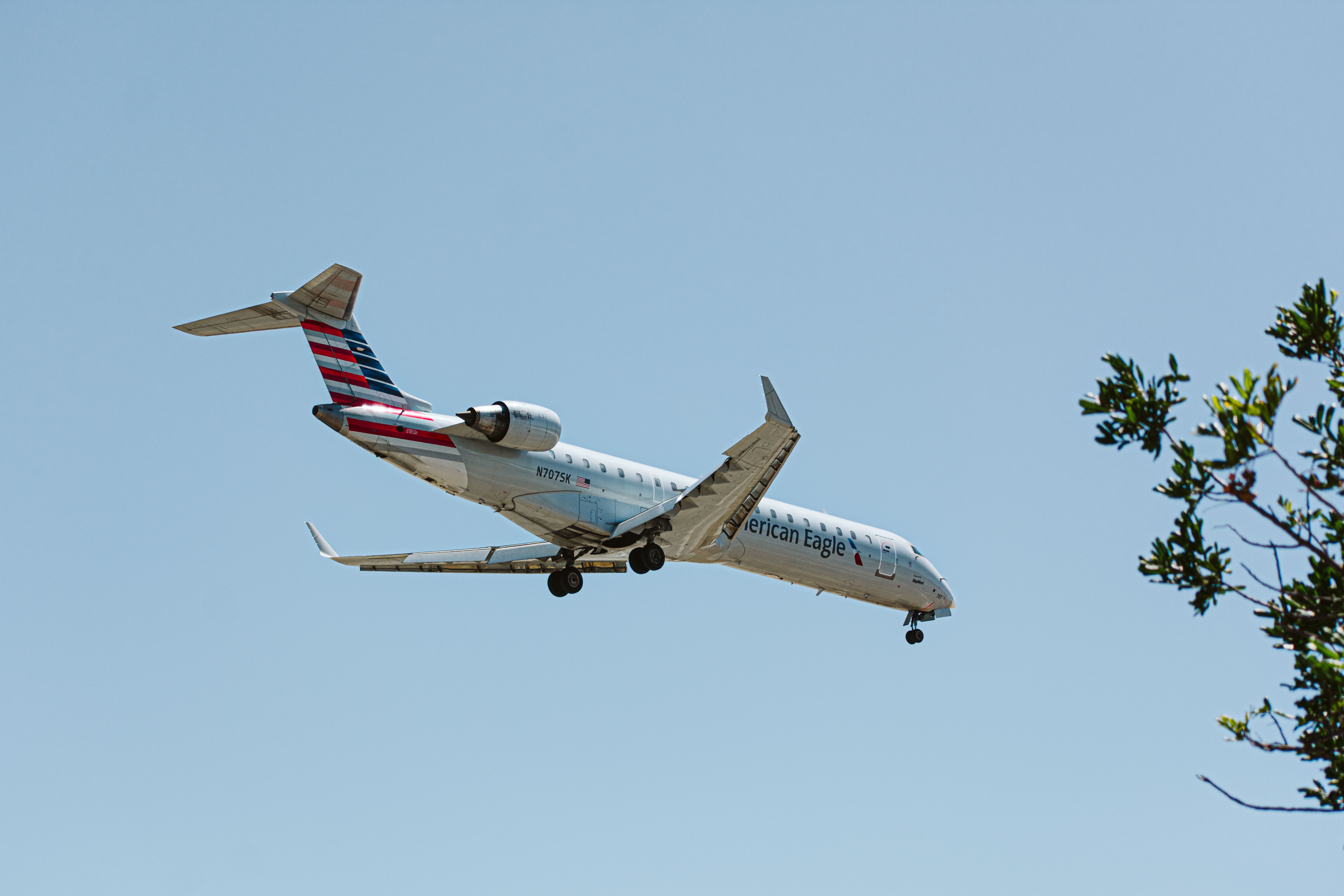 American Eagle (SkyWest) CRJ 700 landing @ LAX