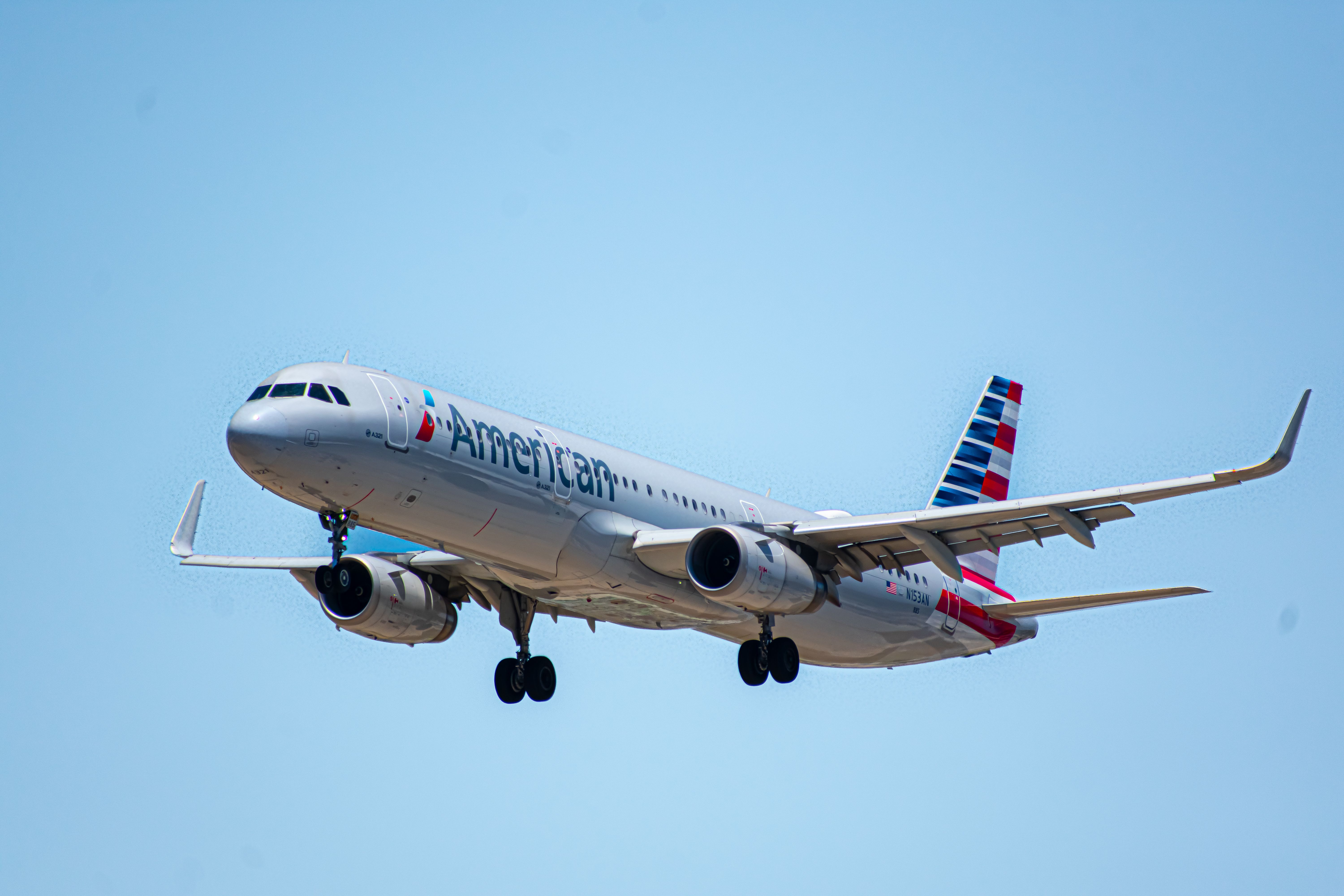 American Airlines Airbus A321 landing at LAX