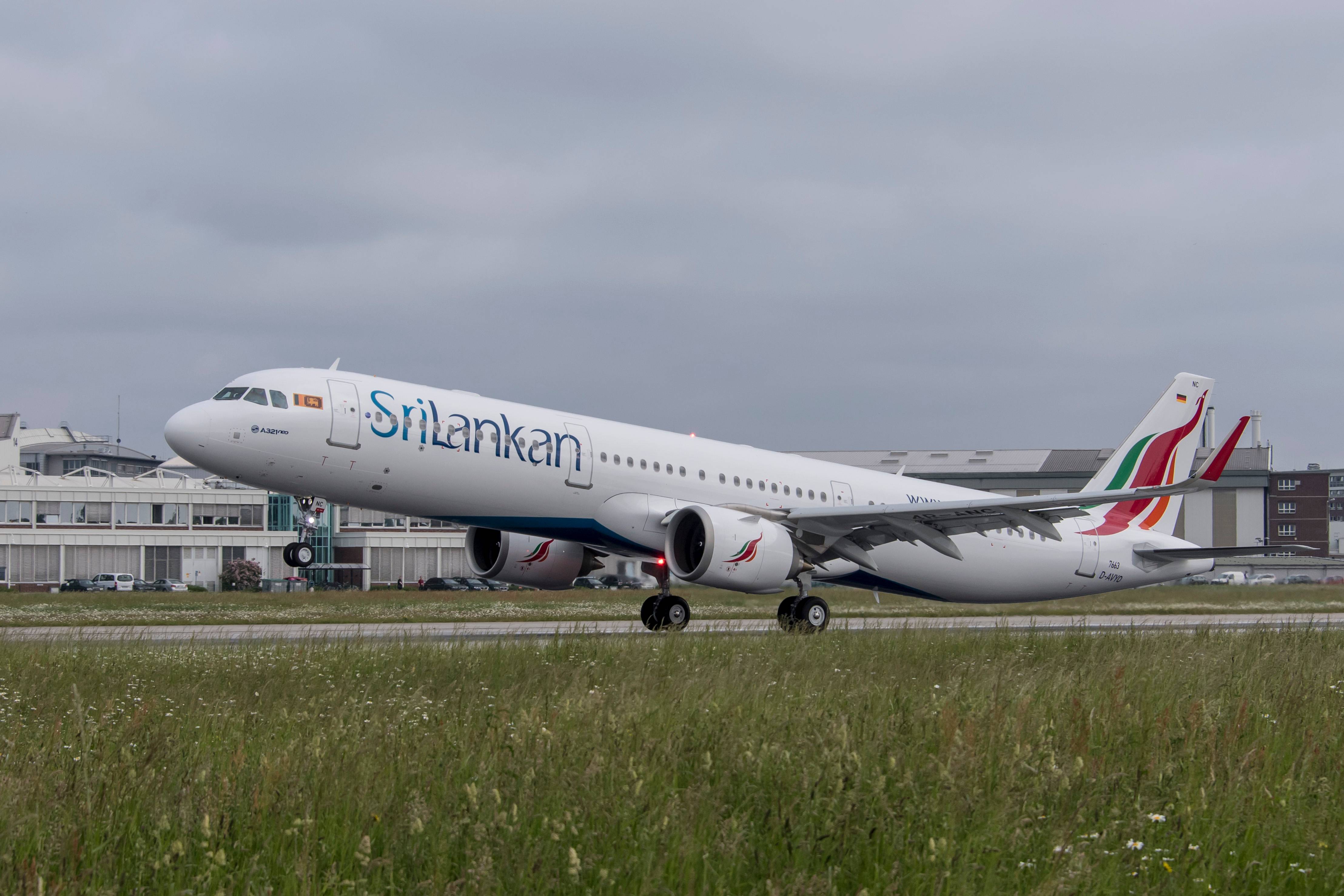 alt="SriLankan Airbus A321neo Taking Off"
