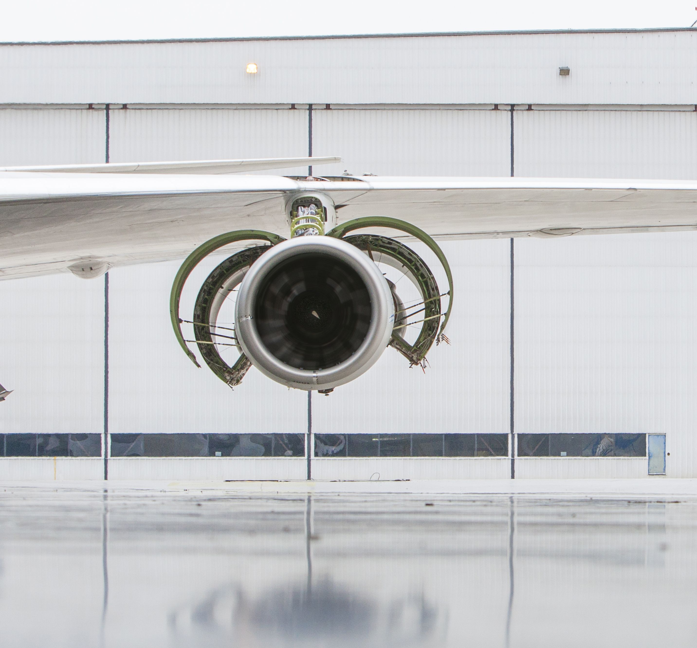 Pratt & Whitney GTF engine fixed to an aircraft wing