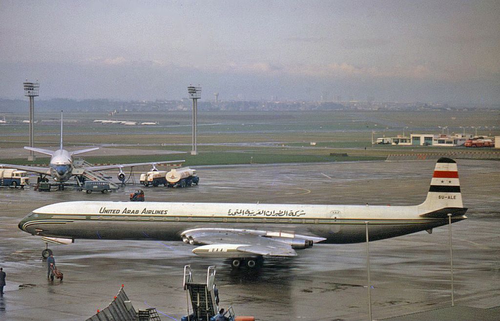 A United Arab Airlines de Havilland DH-106 Comet taxiing to the runway.