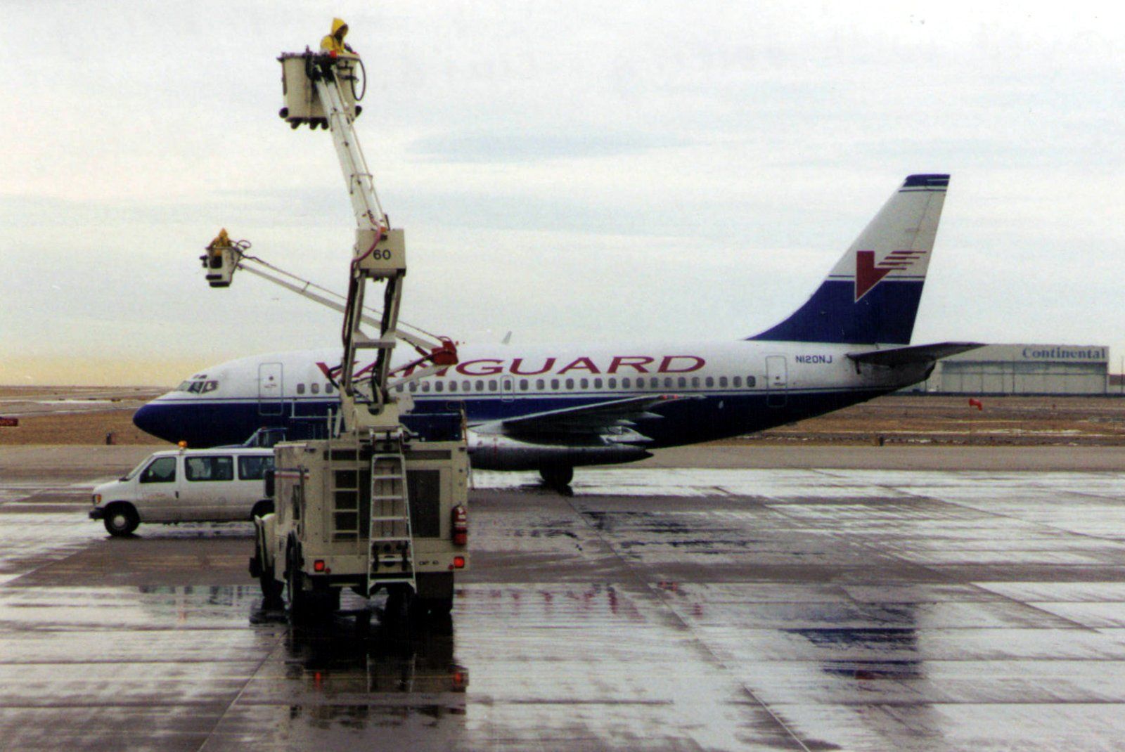 Vanguard_Airlines_deicing