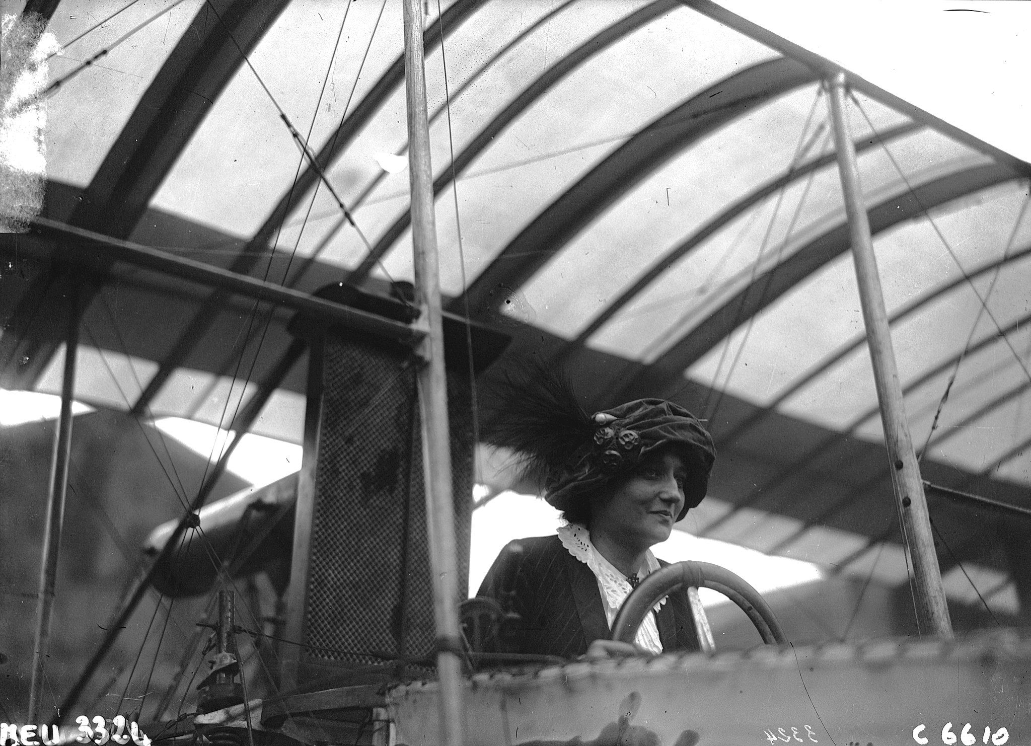 Raymonde de Laroche: The Life & Times Of The World’s First Licensed