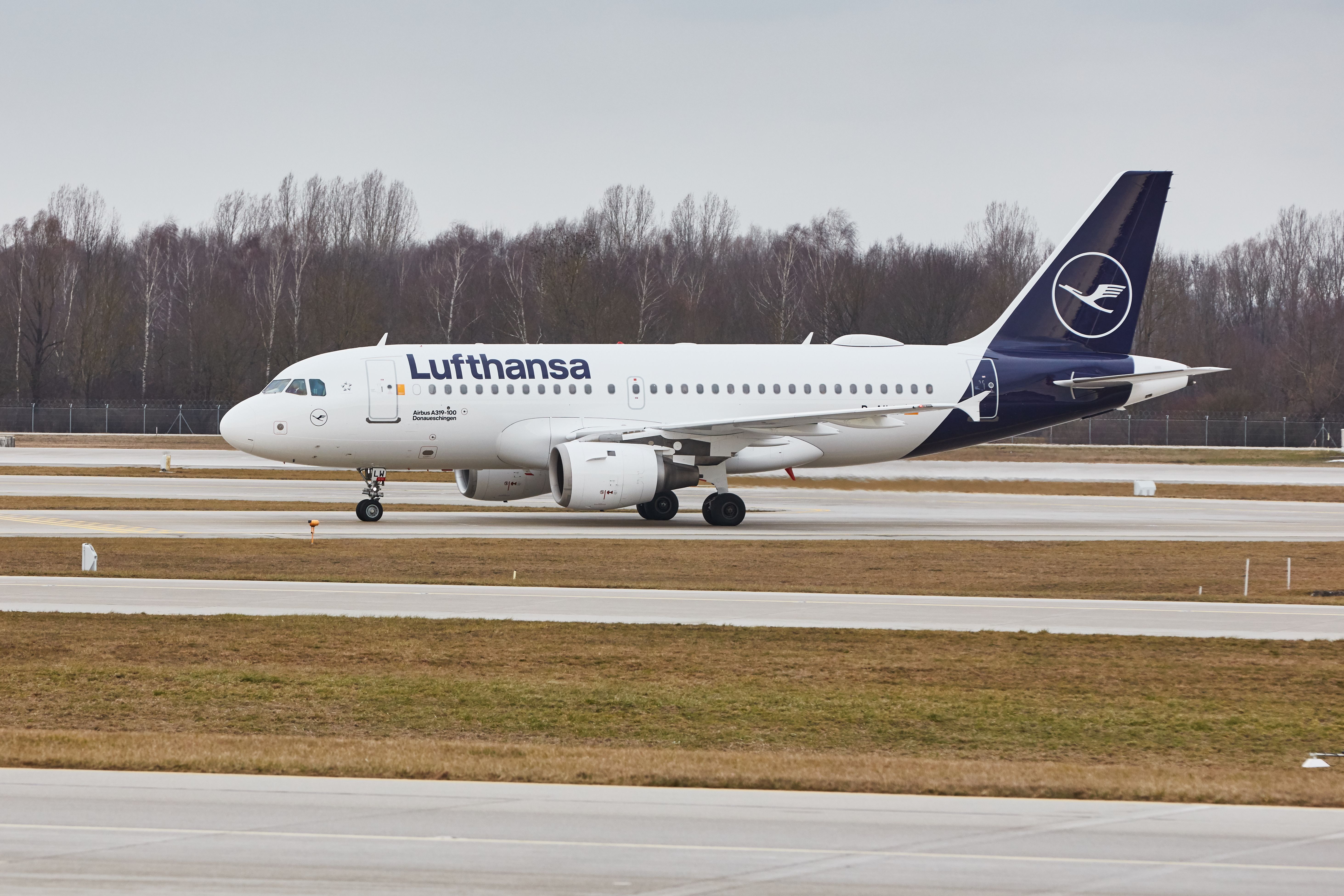 Lufthansa A319 on the runway