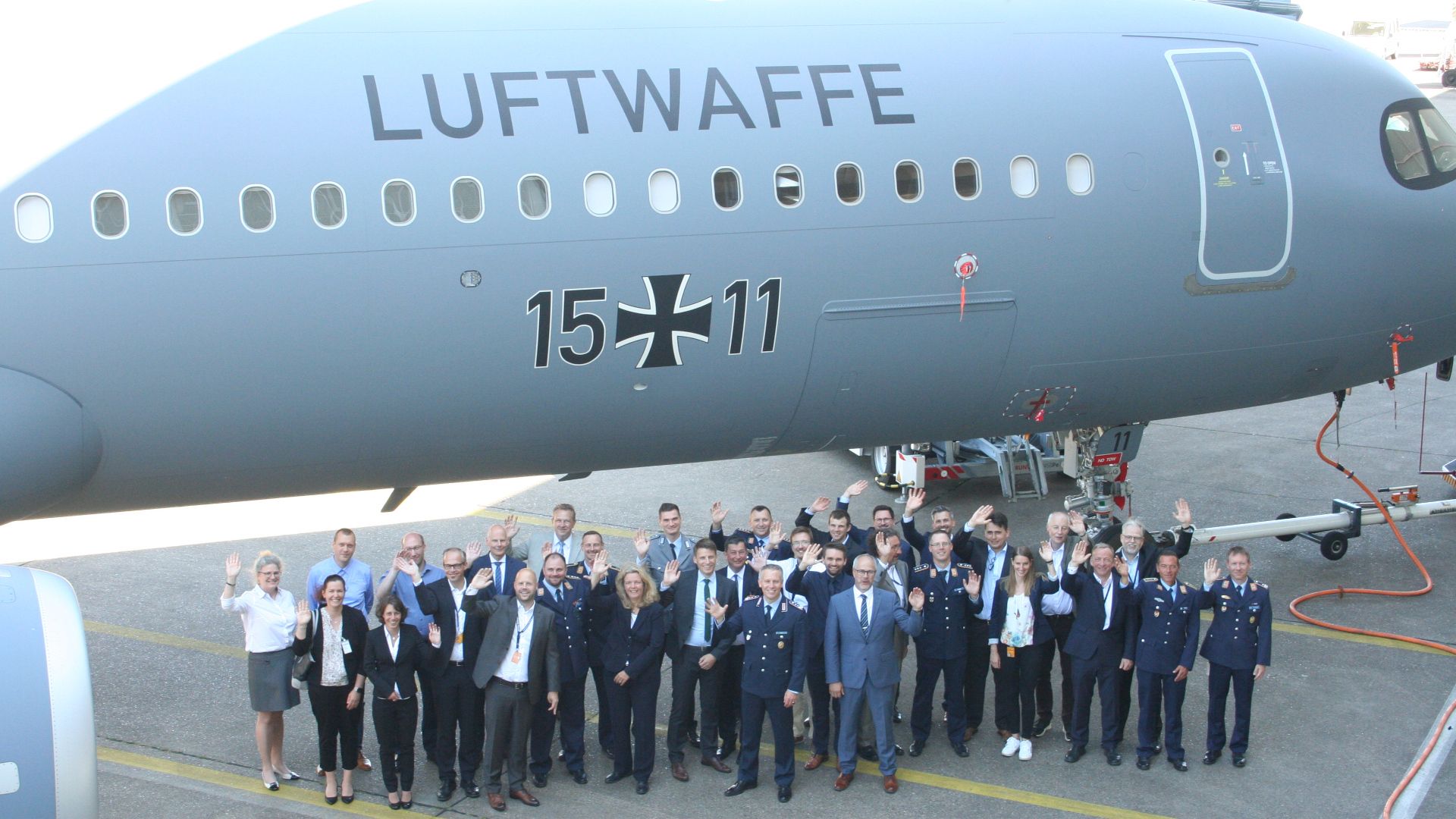 A crowd of Lufthansa Technik and Luftwaffe souls under the Luftwaffe's new A321LR - 15+11