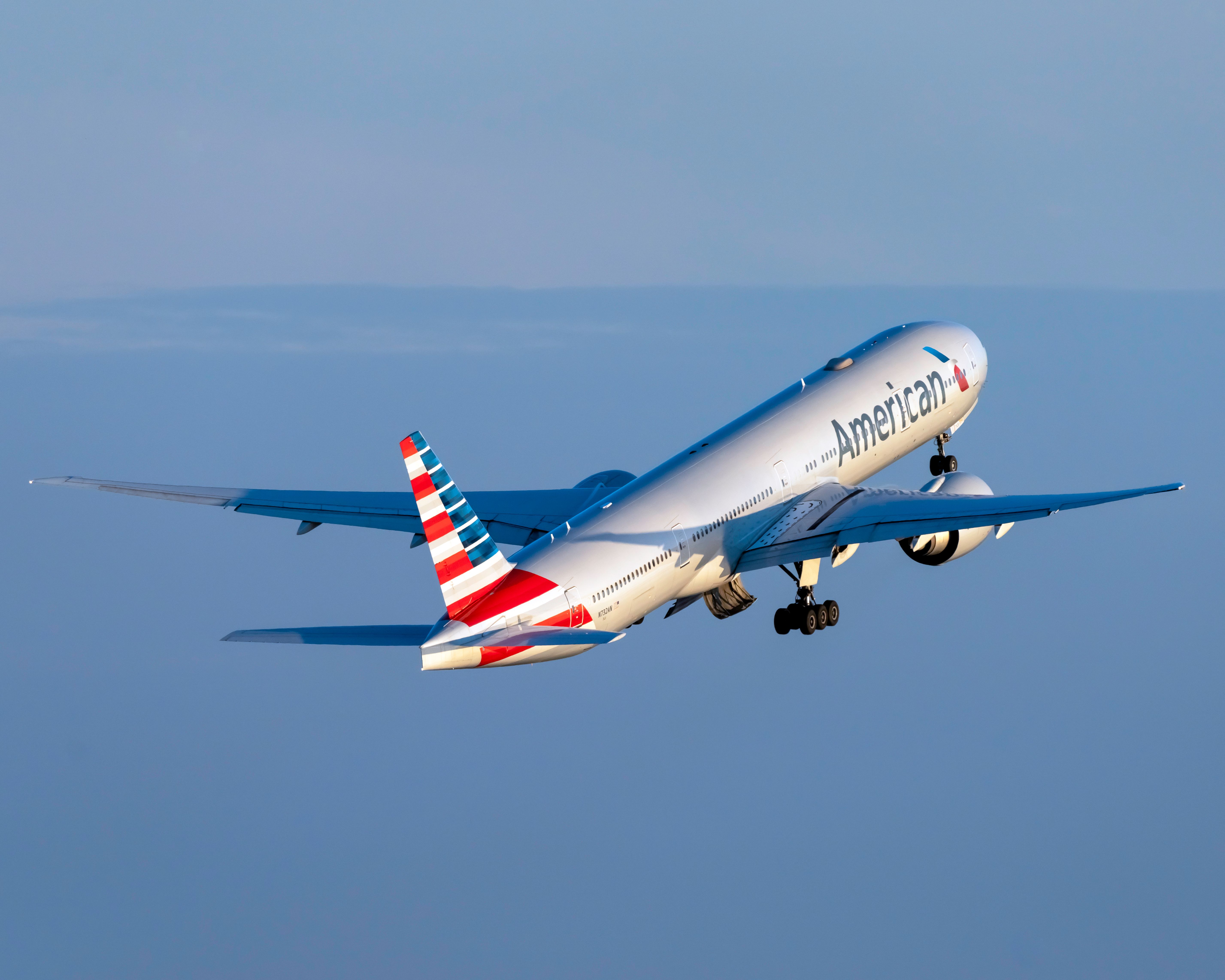 American Airlines 5542 - n8hws7d