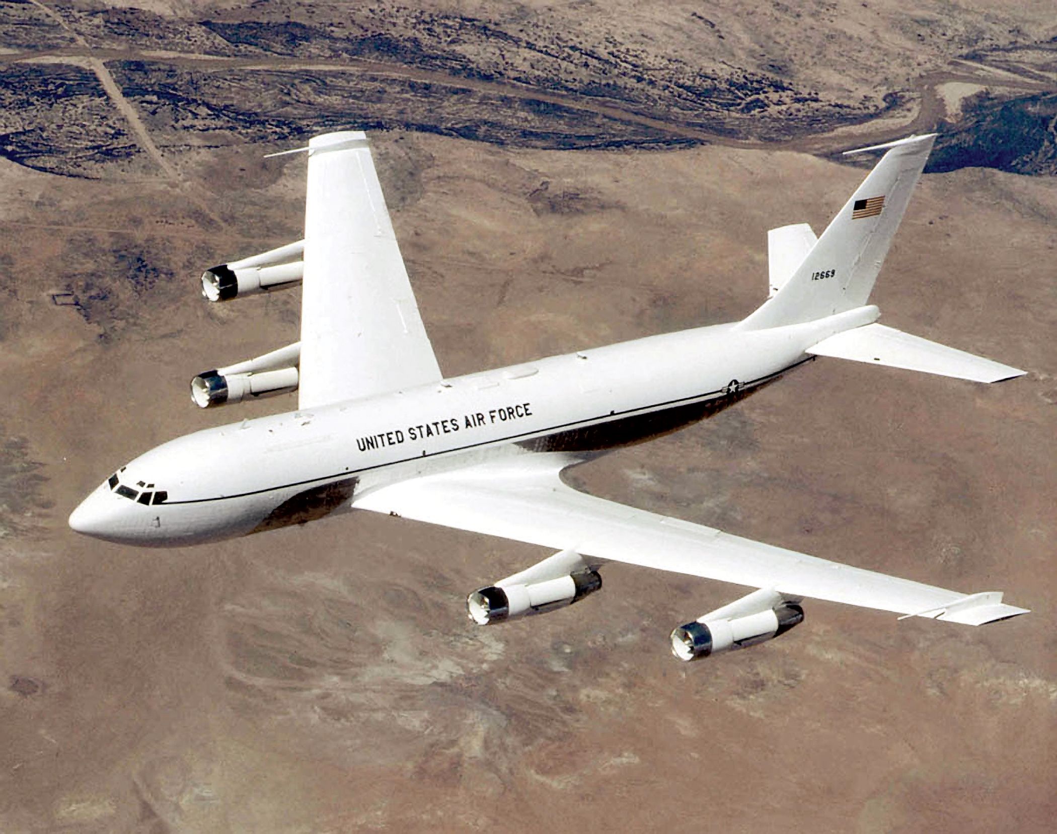 Boeing c-135 in the air