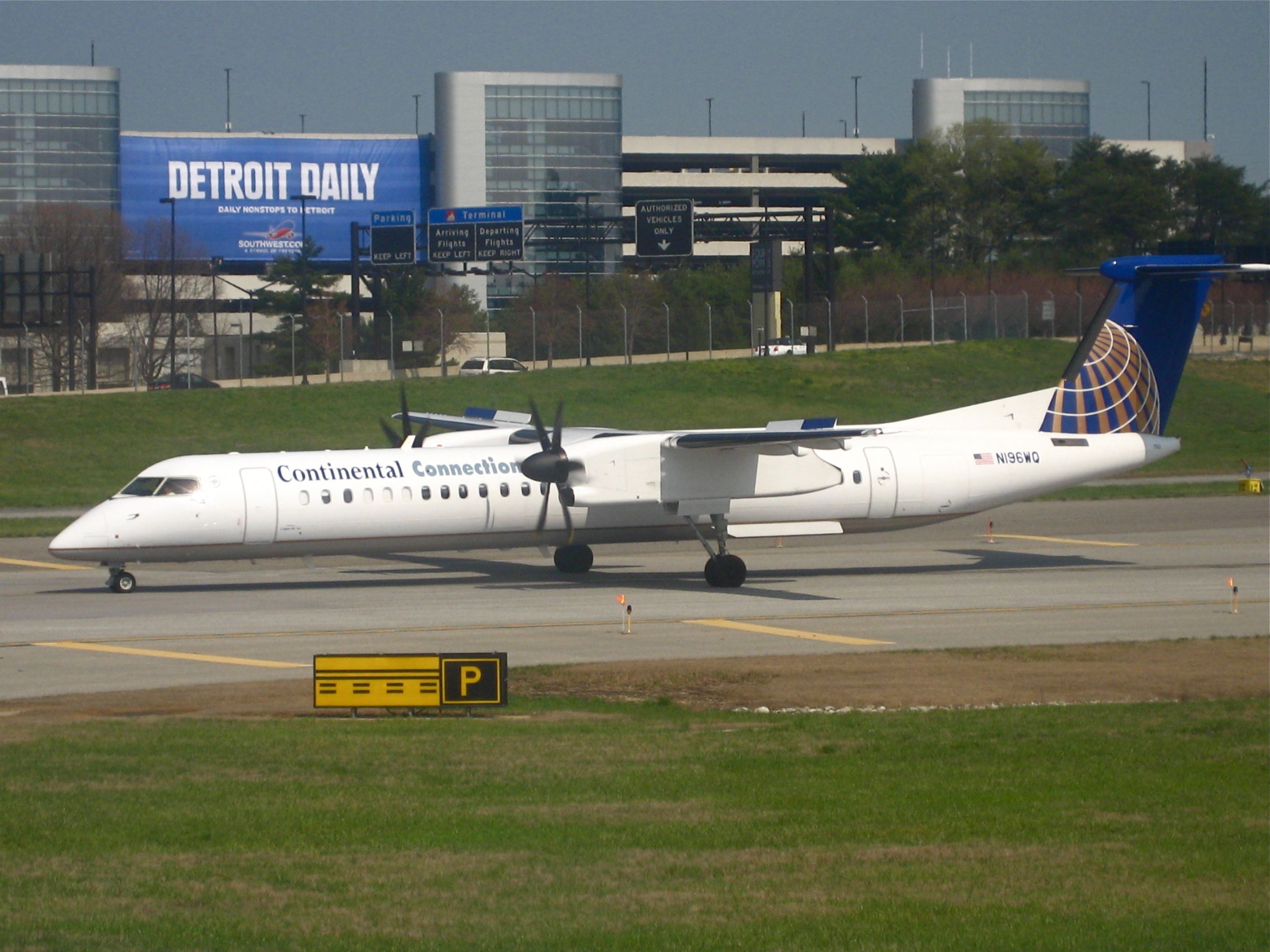 Continental Connection Q400 on ground in Detroit