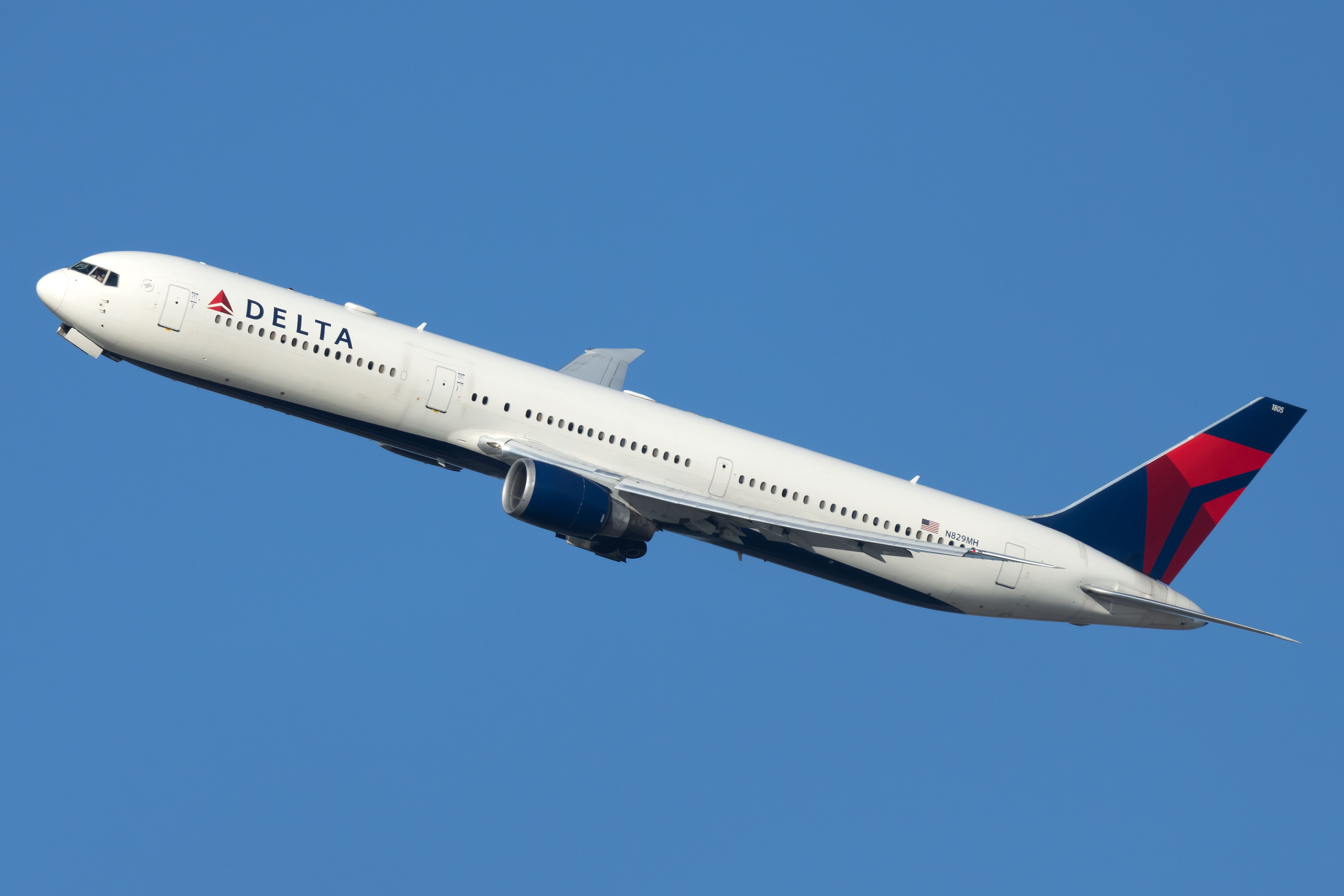 Delta Air Lines Boeing 767-432 taking off 