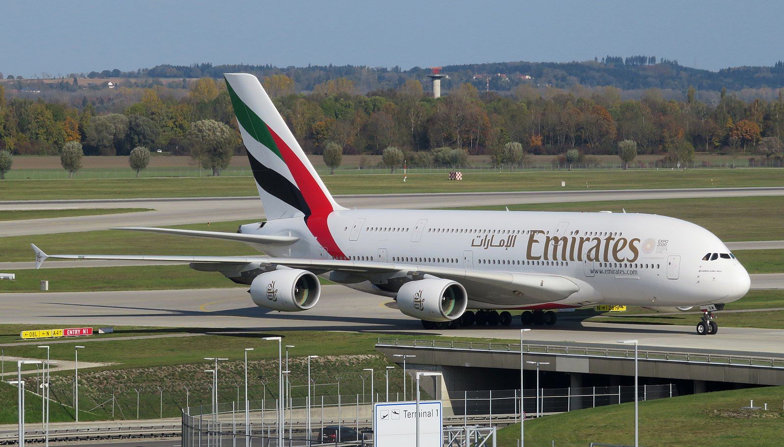 Emirates_A380_A6-EDW_2019-10-27_Munich_Airport_05