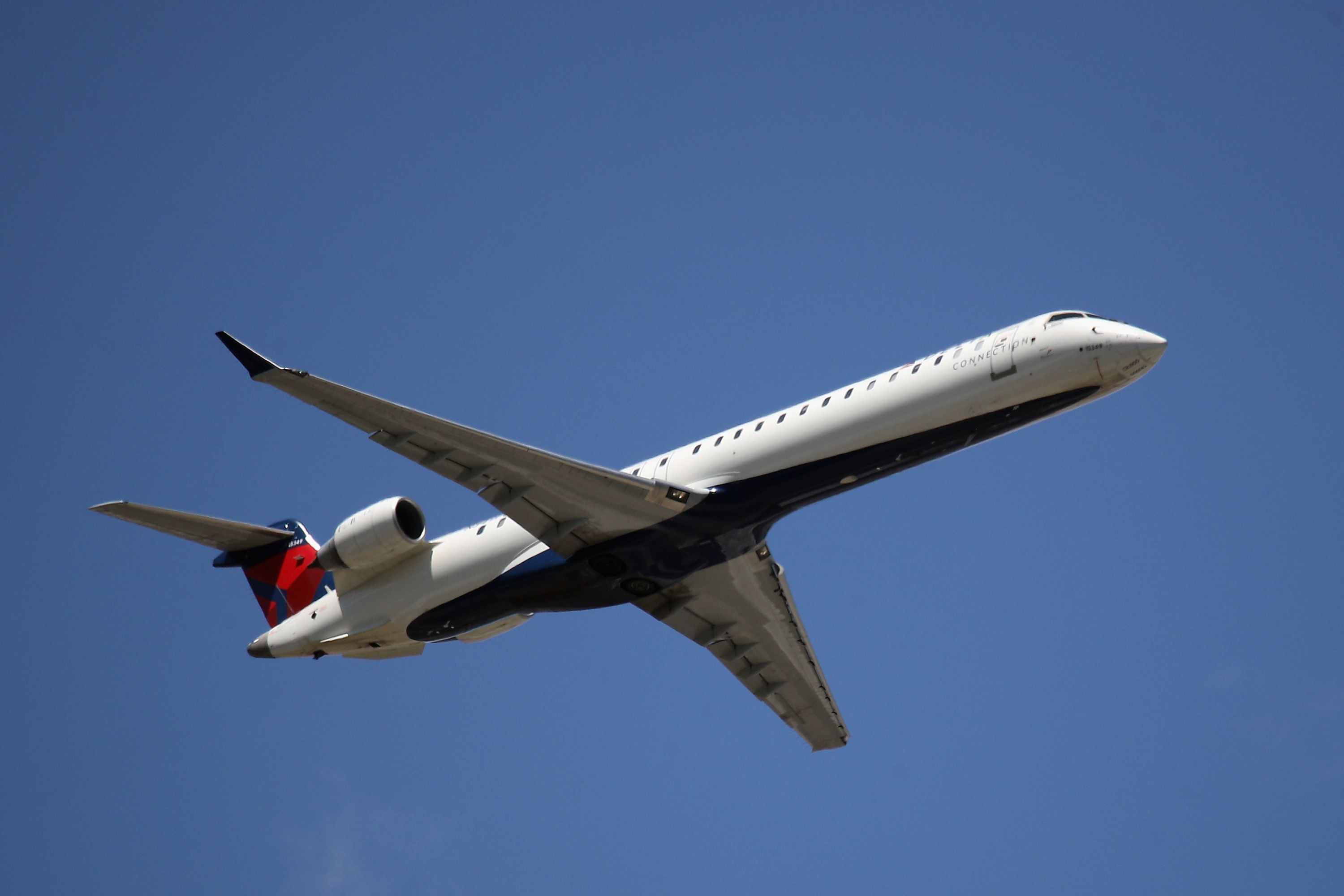 Endeavor CRJ9 s Wing Hits La Guardia Runway During Landing