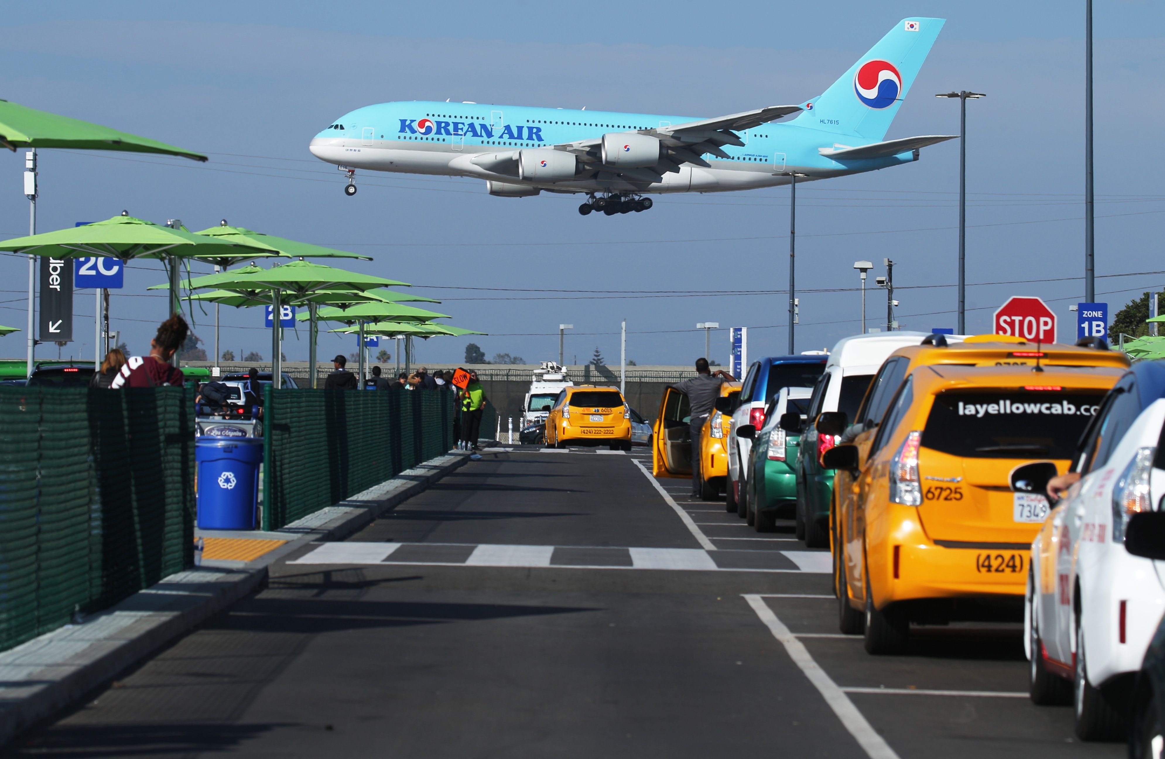 Korean Air A380 landing at LAX 