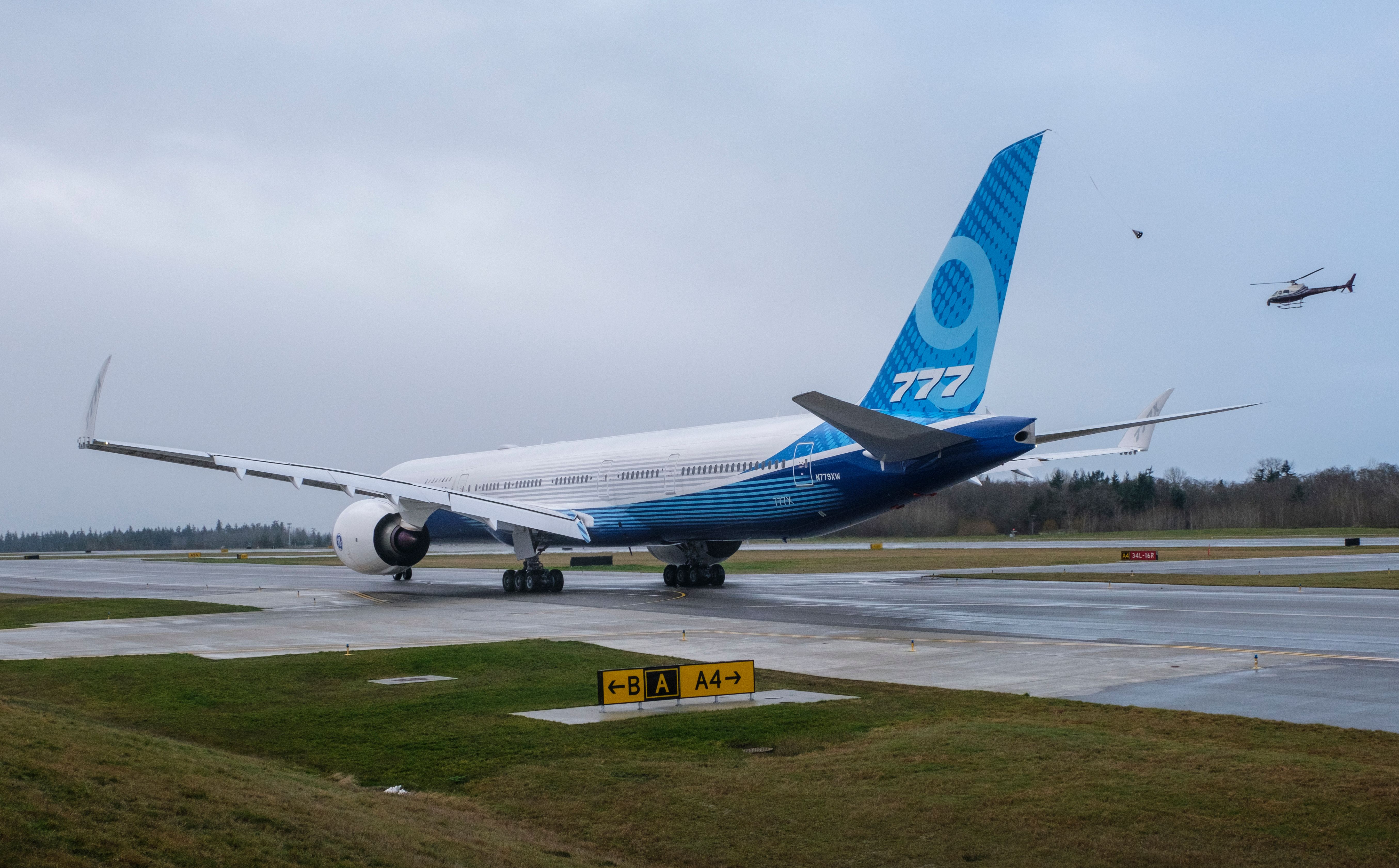 Boeing 777X-9 on the runway