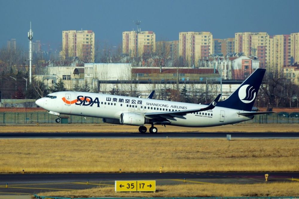 Shandong Airlines Boeing 737  taking off