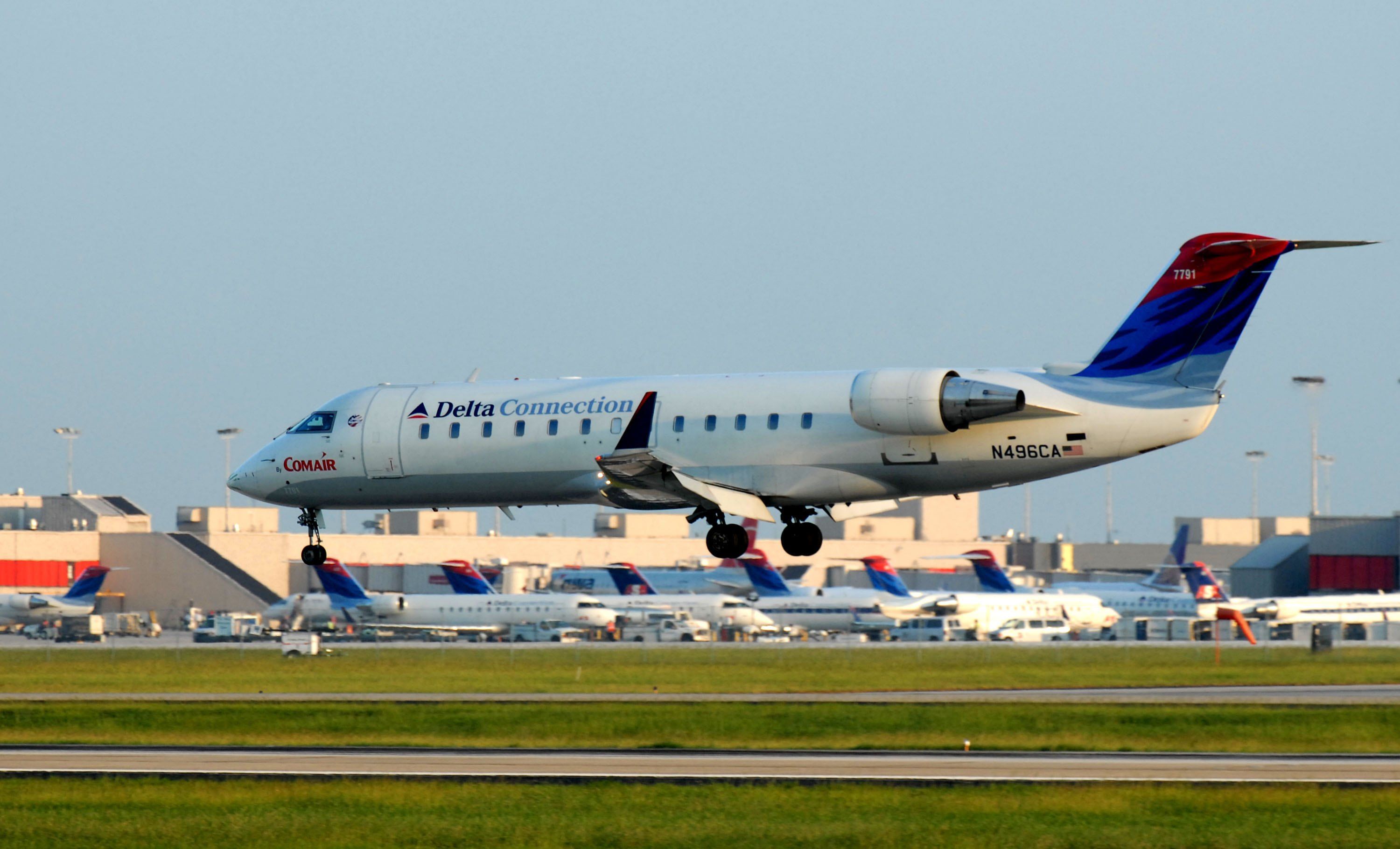 Comair Delta Connection Bombardier CRJ