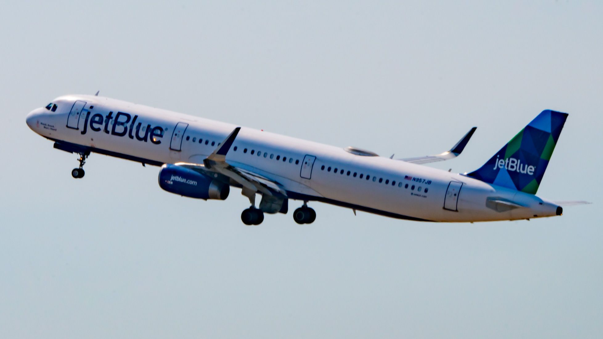 jetBlue A321 Rising Into Seattle Skies