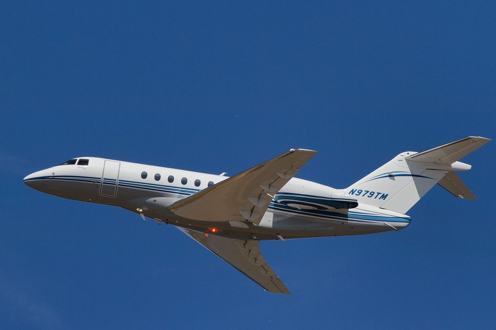 Hawker 4000 in the sky