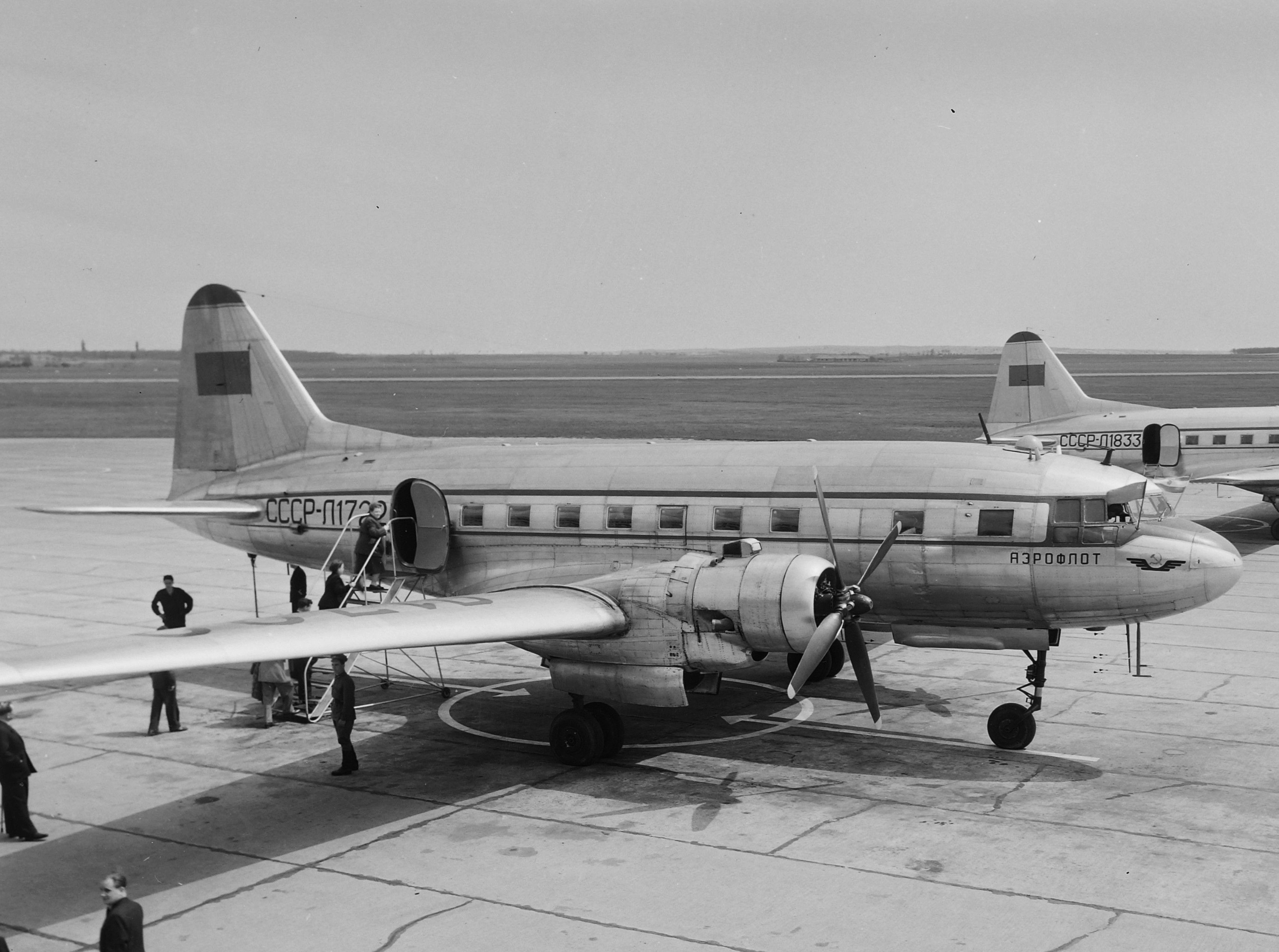 IL-12-es_repülőgépek._Fortepan_967_crop