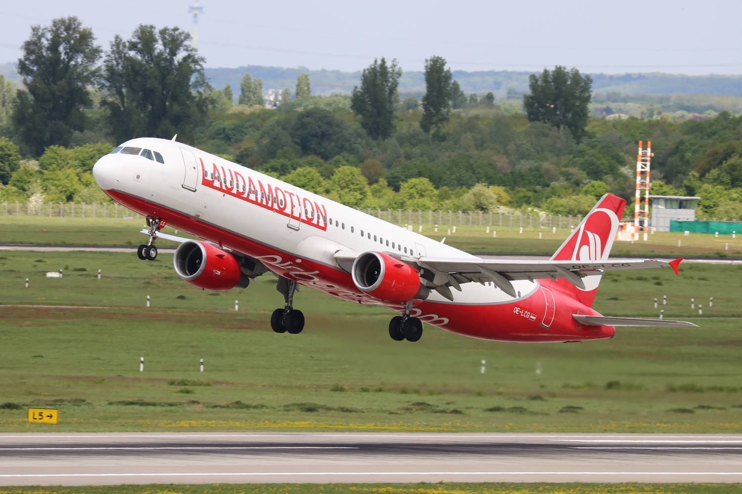 OE-LCG_Airbus_A321-200_Laudamotion_DUS_2018-04-28_(12a)_(41132697674)