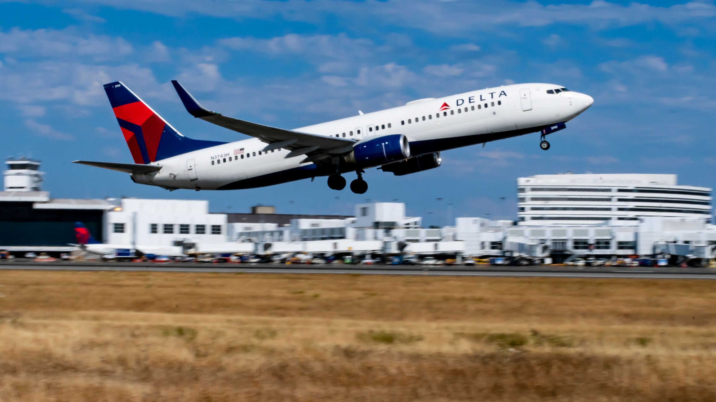 Delta Air Lines Boeing 737-800 Performs Go-Around In Boston To Avoid ...